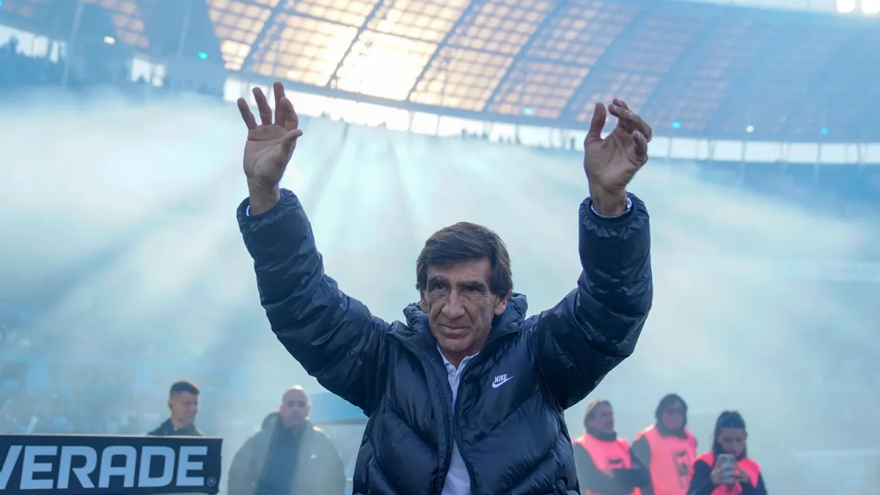 La continuidad de Gustavo Costas al frente de Racing se ha visto envuelta en una situación particular: si bien dejó de dirigir al equipo, le