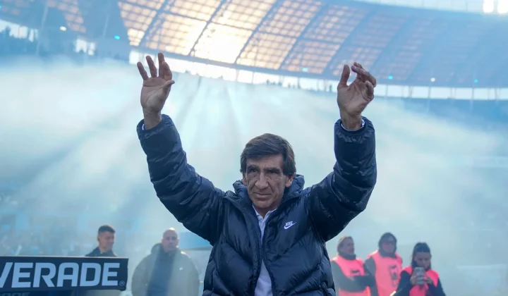 La continuidad de Gustavo Costas al frente de Racing se ha visto envuelta en una situación particular: si bien dejó de dirigir al equipo, le