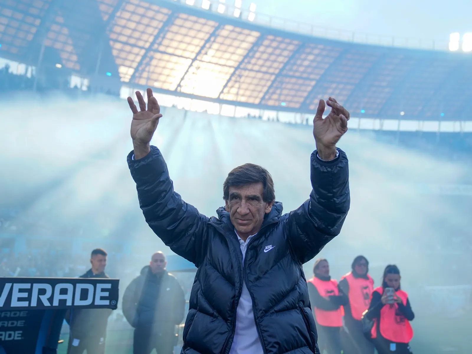 Gustavo Costas, entrenador de Racing, en el banco de suplentes.
