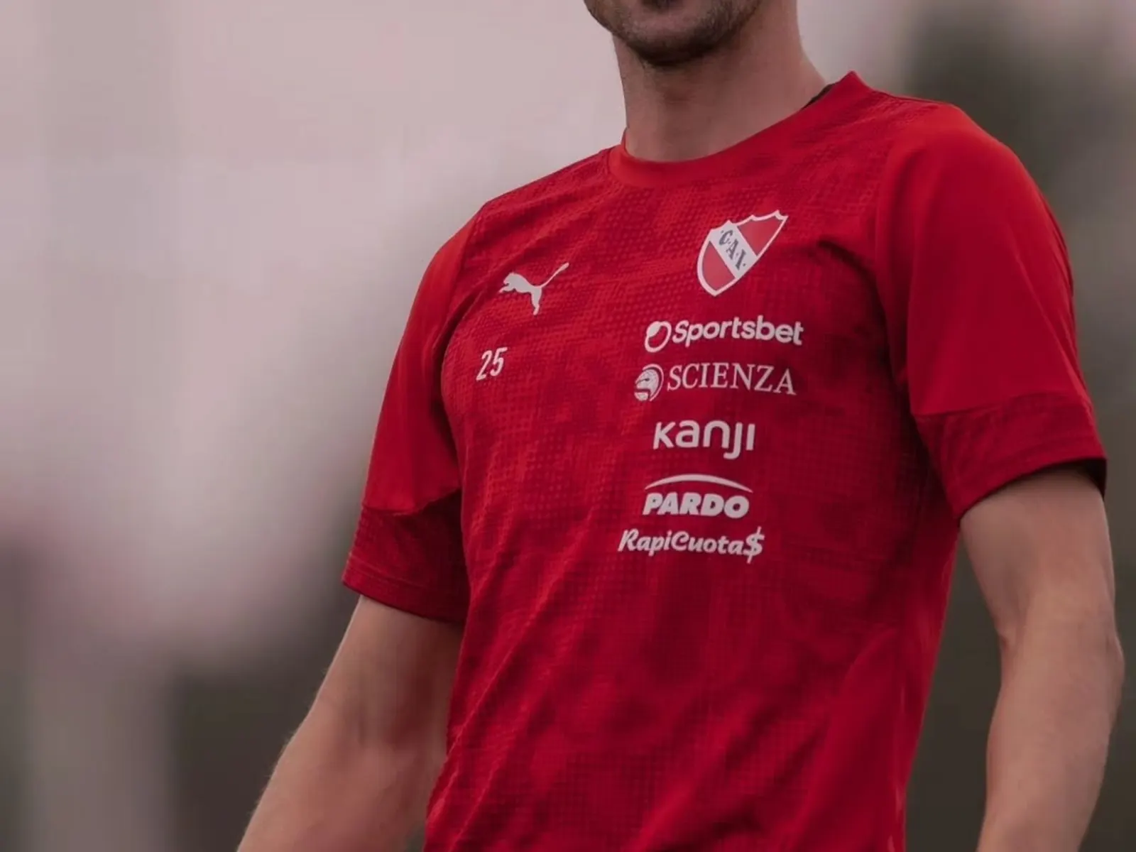 Ignacio Pussetto, jugador de fútbol, posando con la camiseta de Independiente.