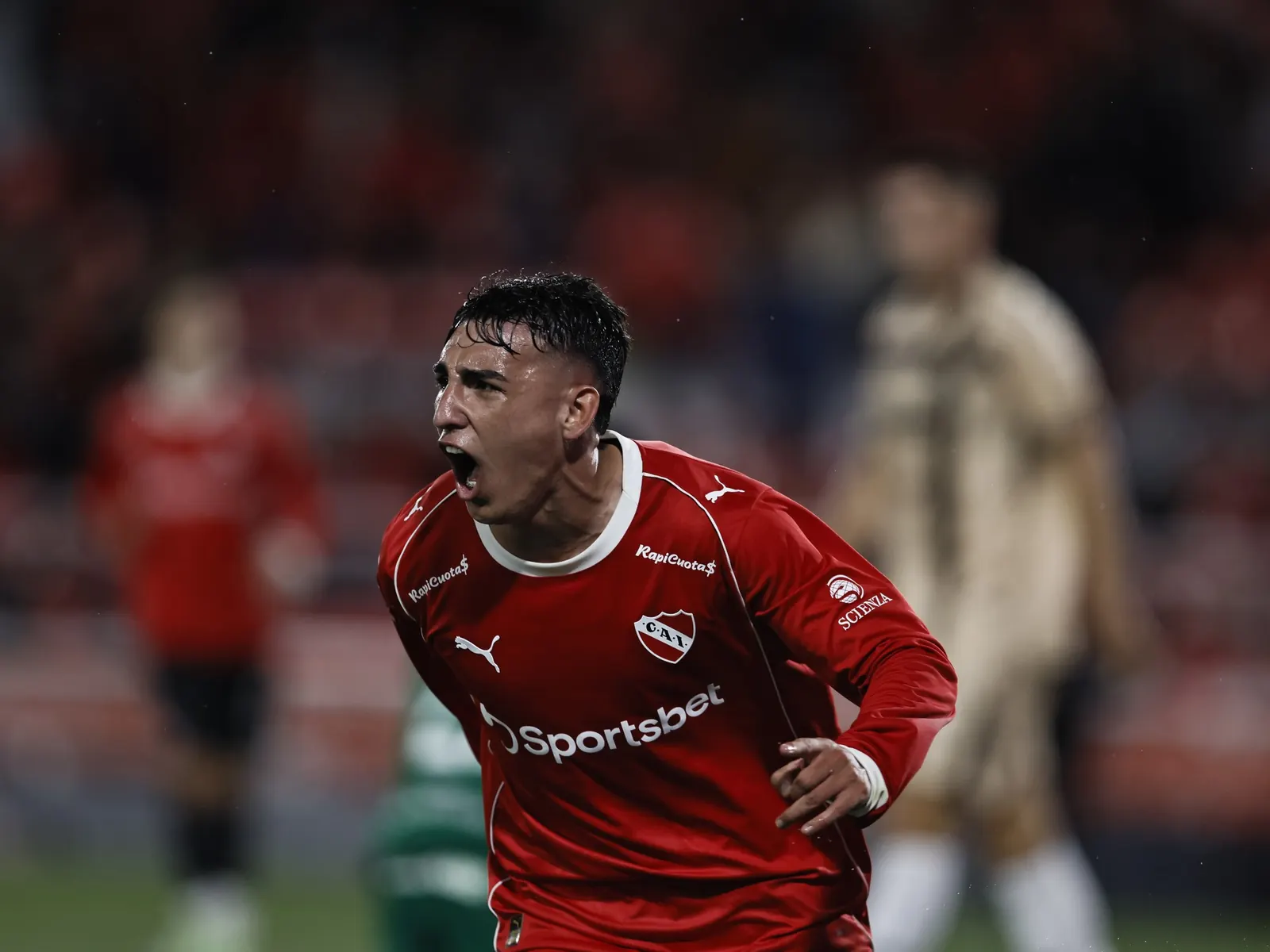 Lautaro Millán, jugador de Independiente, posando con el uniforme del club.