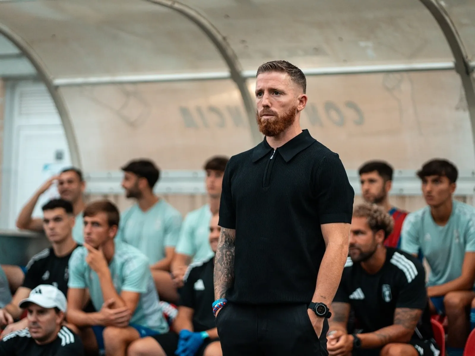 Iker Muniain, entrenador de fútbol, en un campo de entrenamiento.