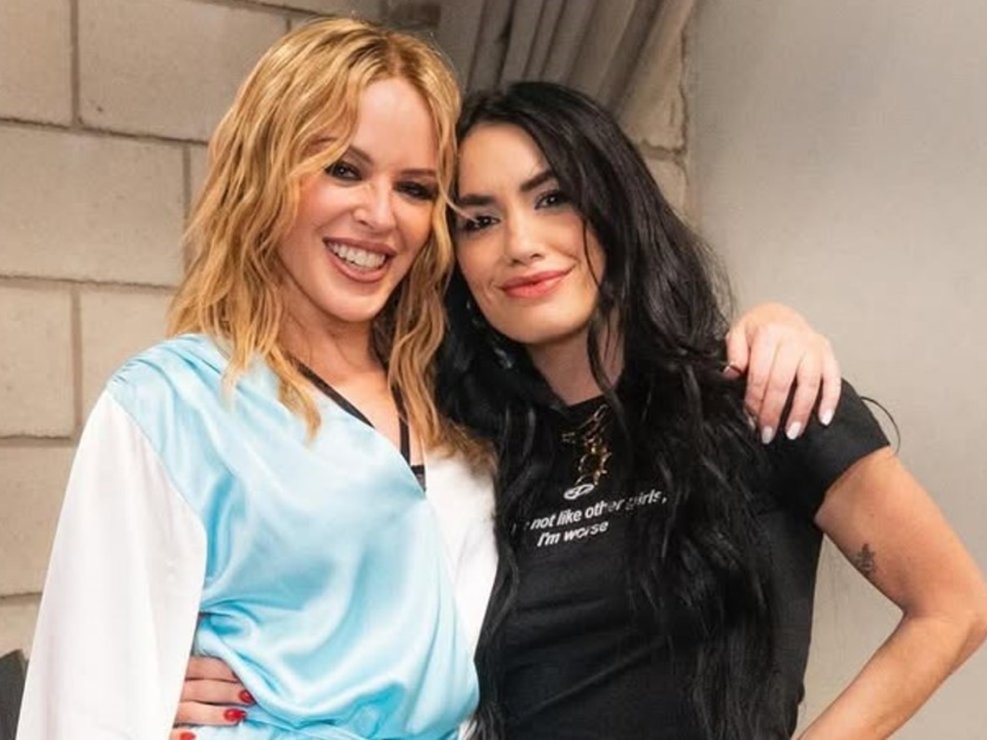 Kylie Minogue saliendo de un hotel en Buenos Aires.