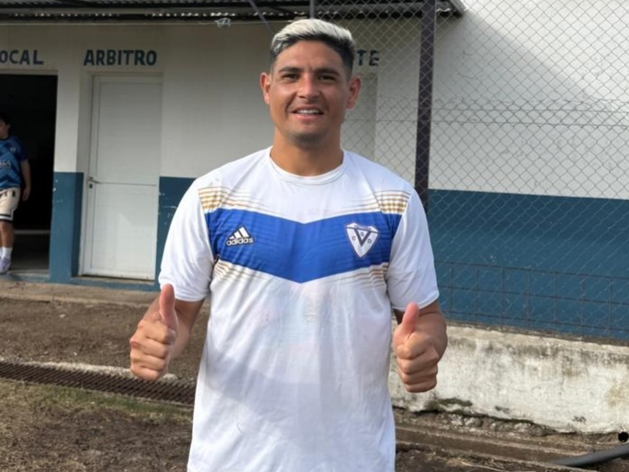 Maxi Salas entrenando en el campo de juego del Club Victoria en Curuzú Cuatiá.