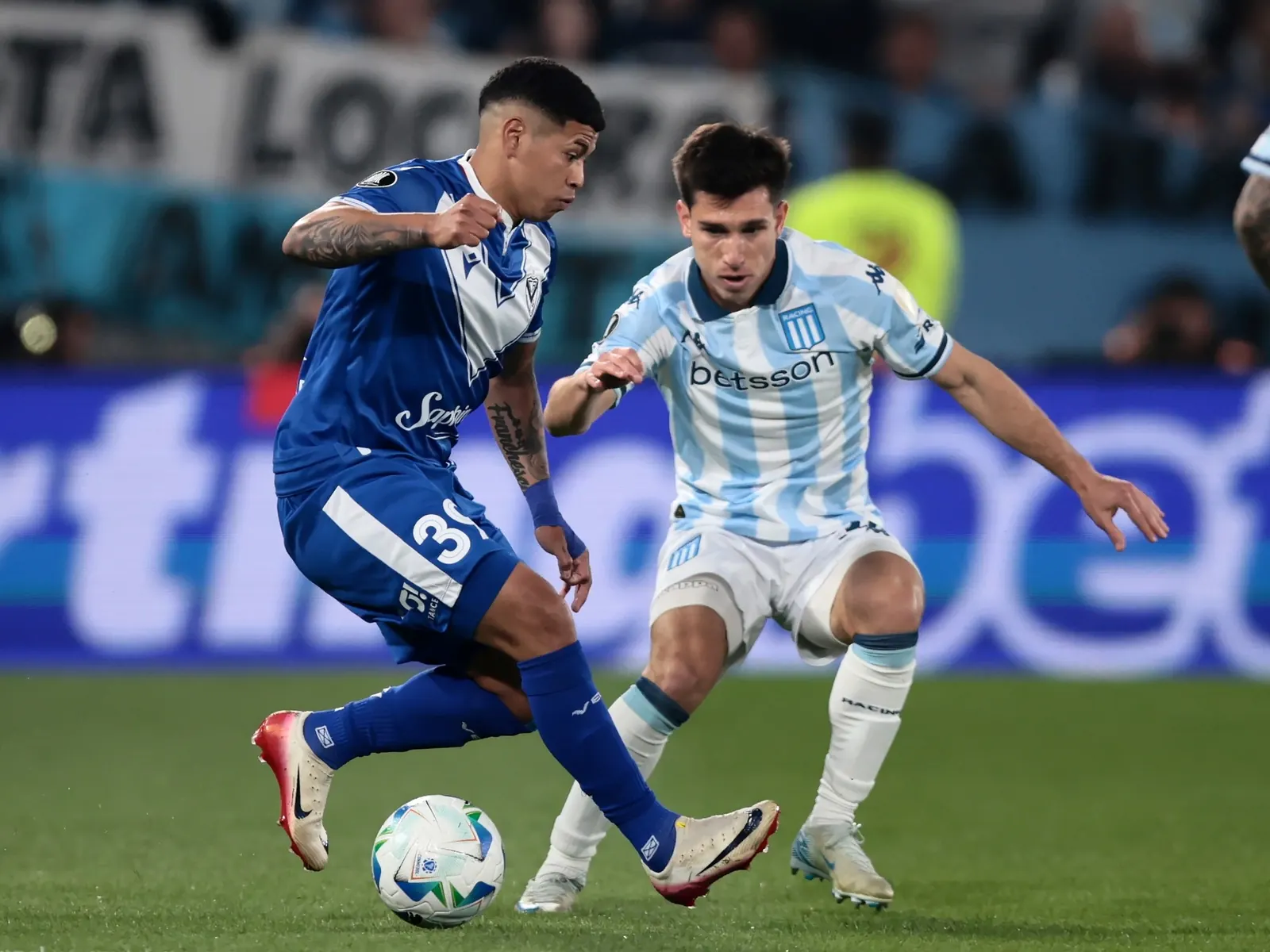 Imagen del futbolista Imanol Machuca vistiendo la camiseta de Vélez Sarsfield.