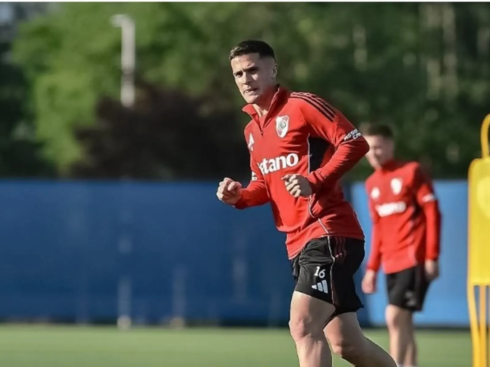Jugadores de River Plate entrenando en el campo de juego.