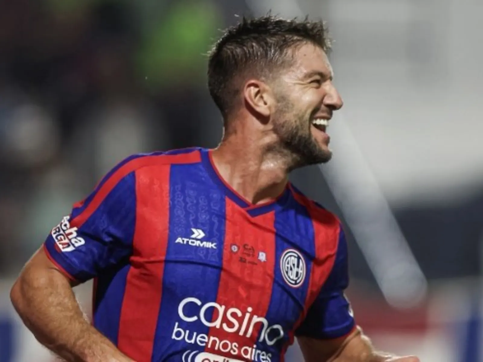Jugadores del plantel de San Lorenzo entrenando en la cancha.