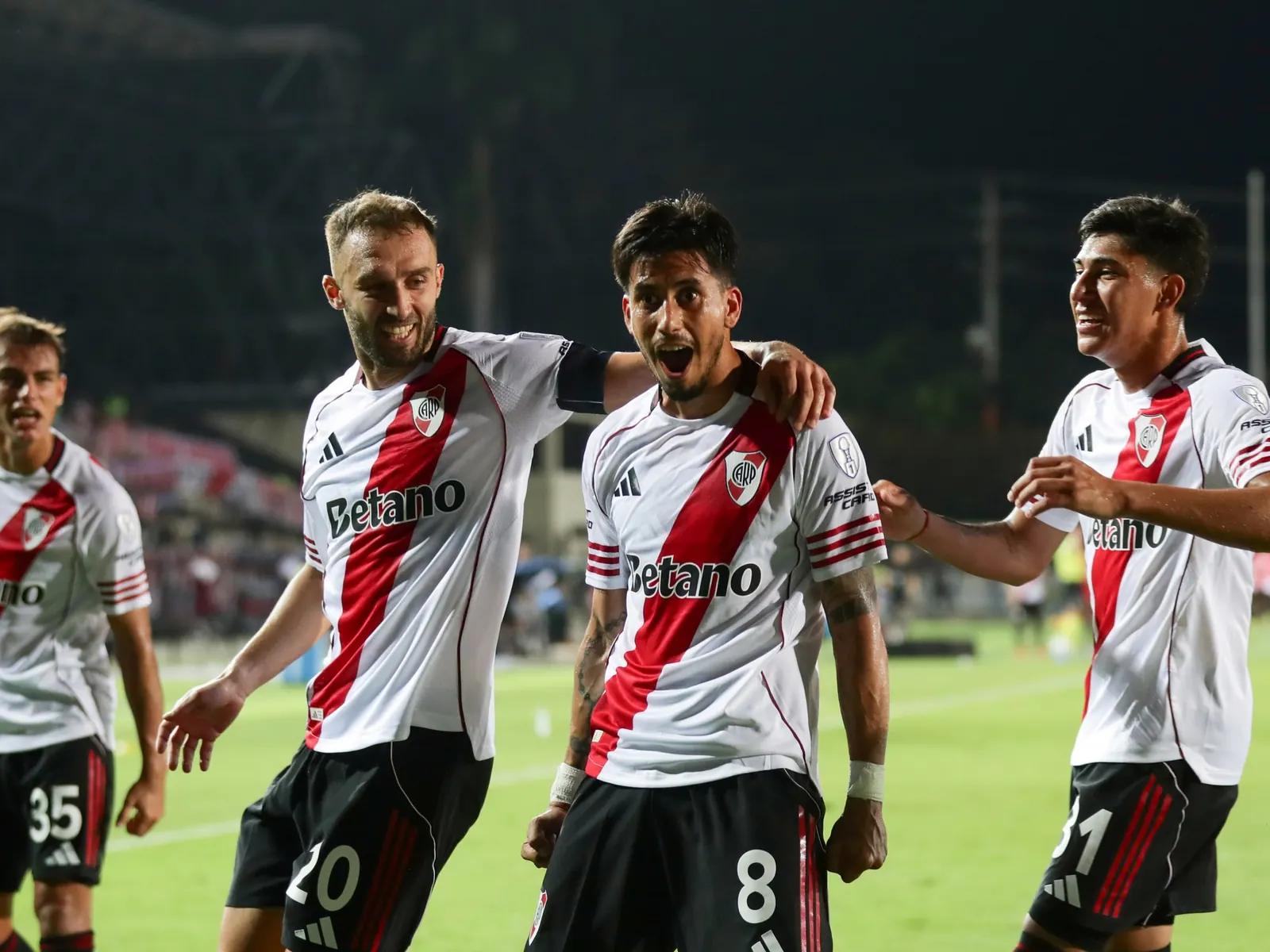 Maximiliano Meza, futbolista argentino, en acción con la camiseta de Independiente.