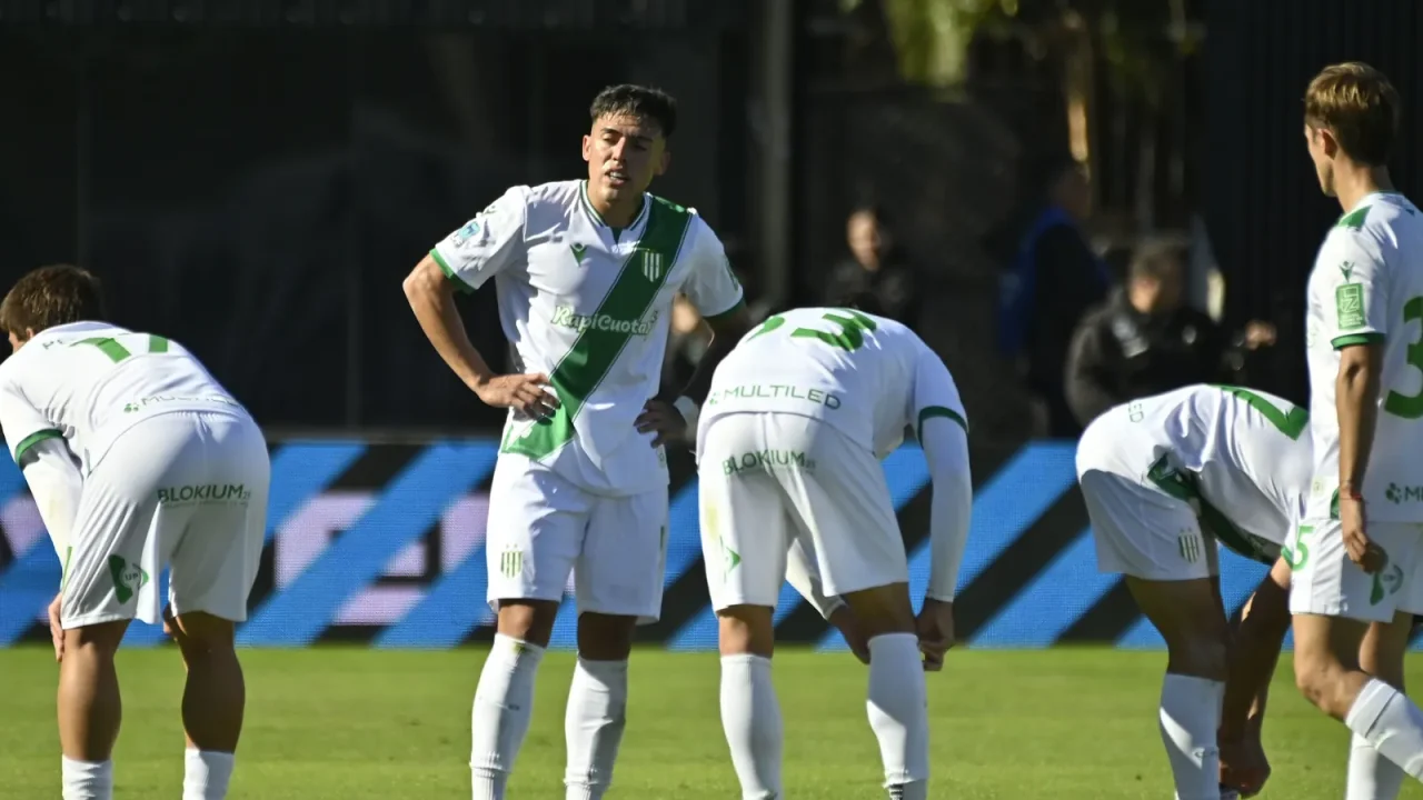 Banfield en crisis: deudas, inhibiciones y salidas clave en el mercado de pases