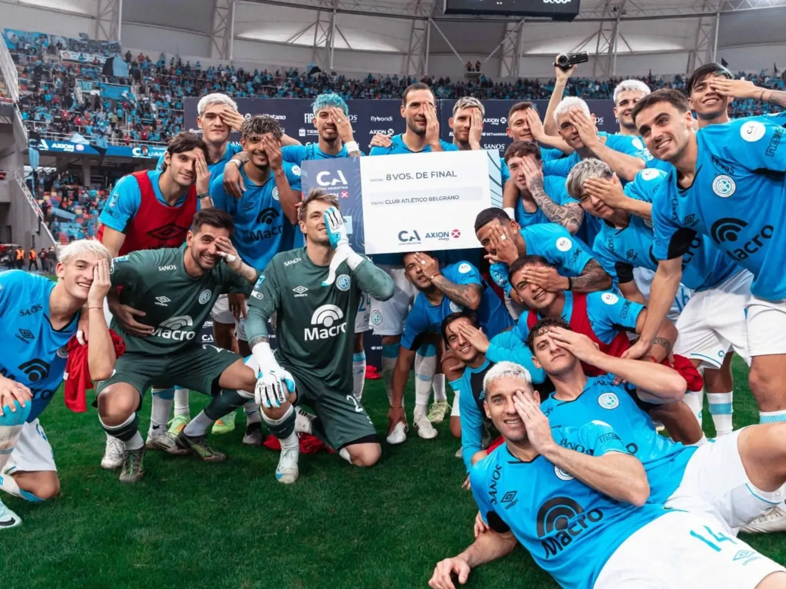 Jugadores de Belgrano celebrando la obtención del título del Torneo Apertura.