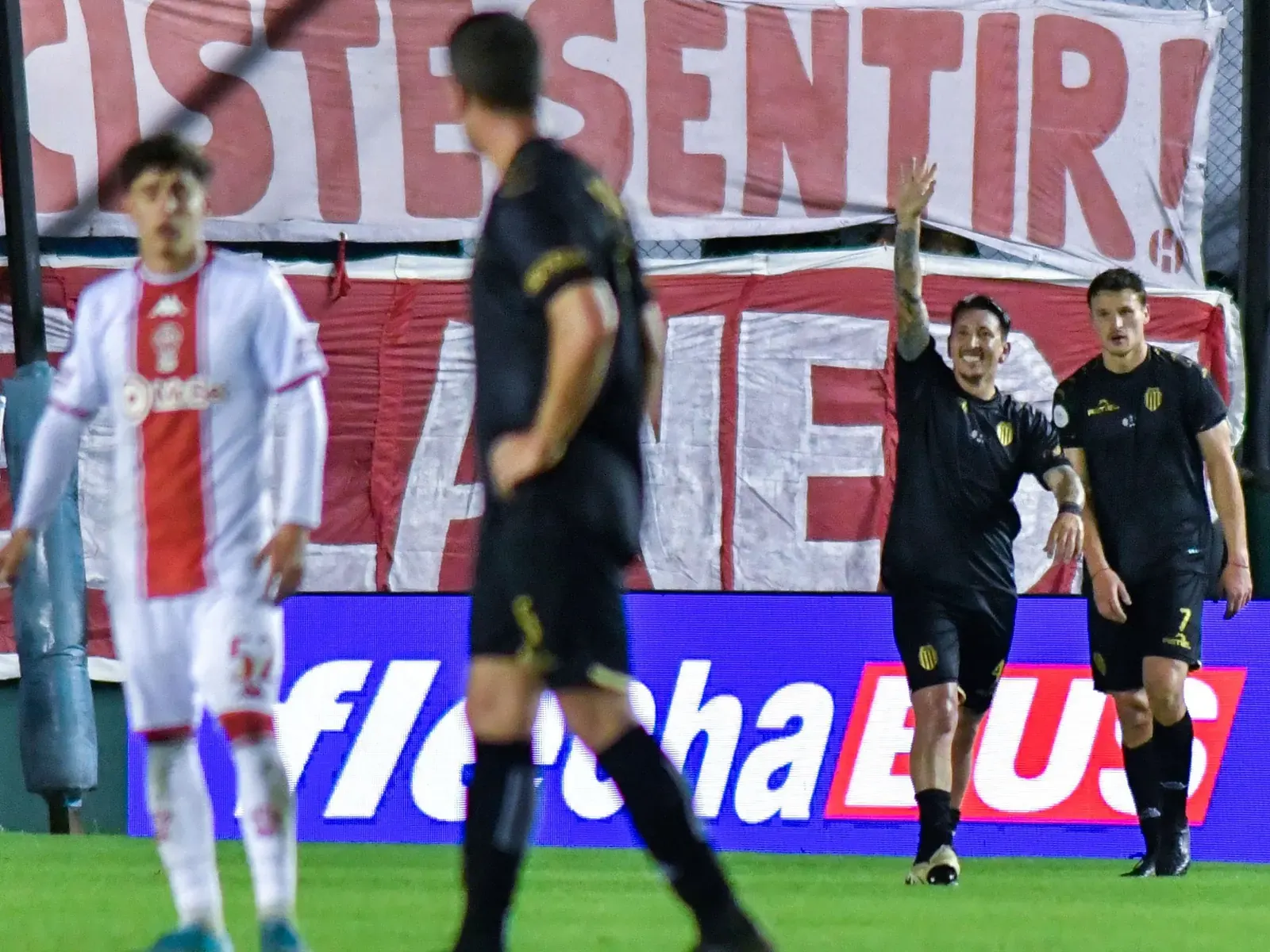Jugador de Barracas Central celebra un gol durante el partido de Copa Argentina contra Huracán.