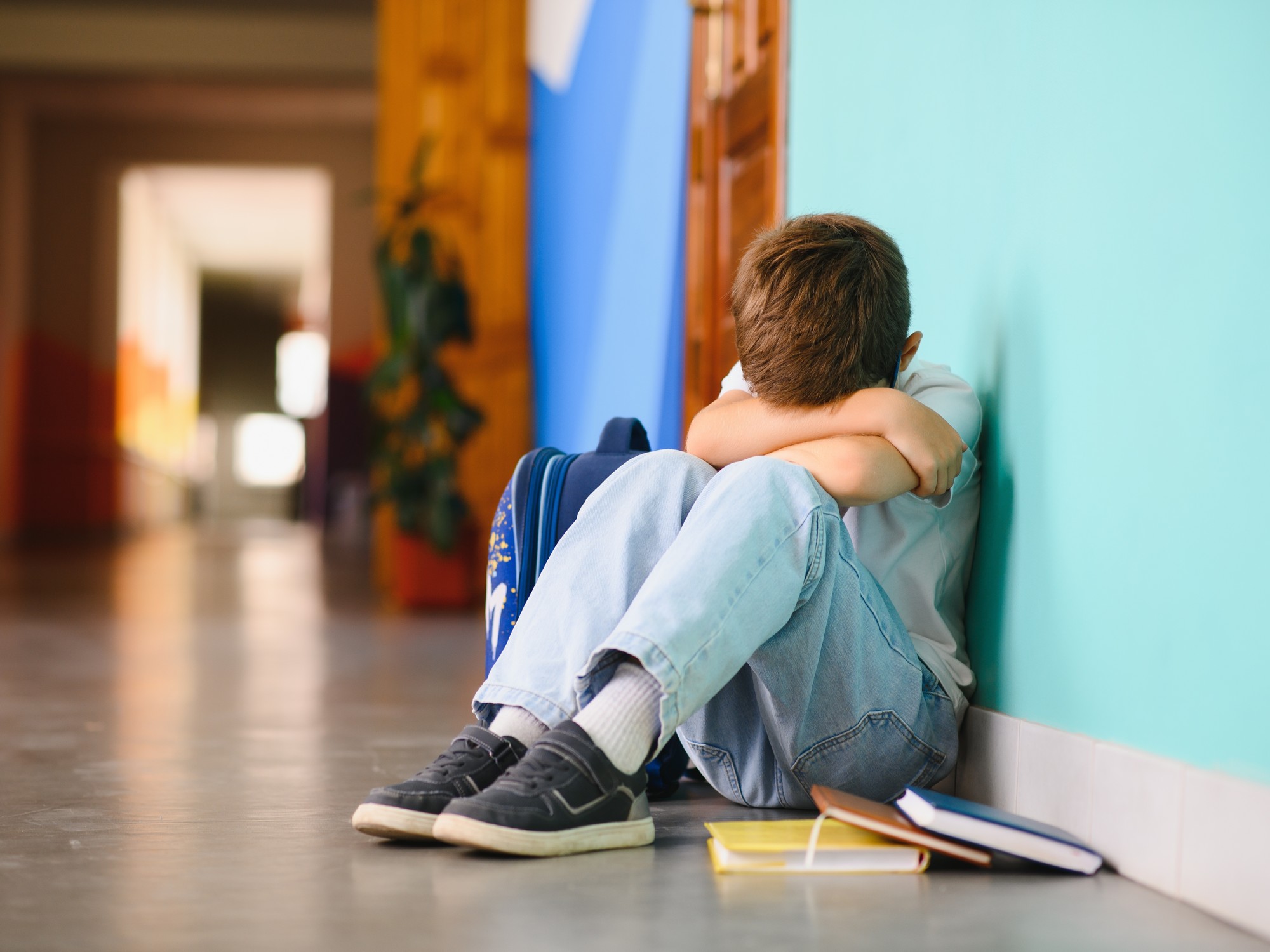 Imagen ilustrativa de un aula escolar con estudiantes, simbolizando el tema del bullying.