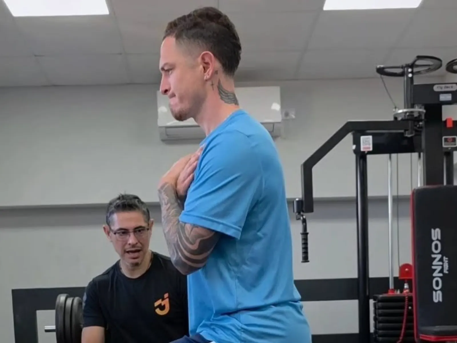 Aníbal Moreno, jugador de River Plate, realizando ejercicios de kinesiología en un centro deportivo en Catamarca.