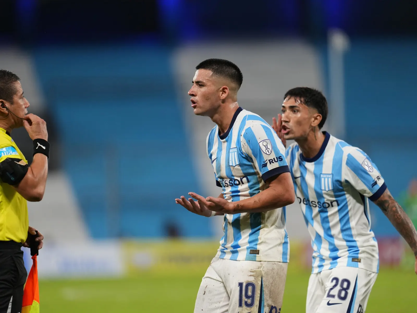 Jugadores del plantel de Racing entrenando en el campo de juego.