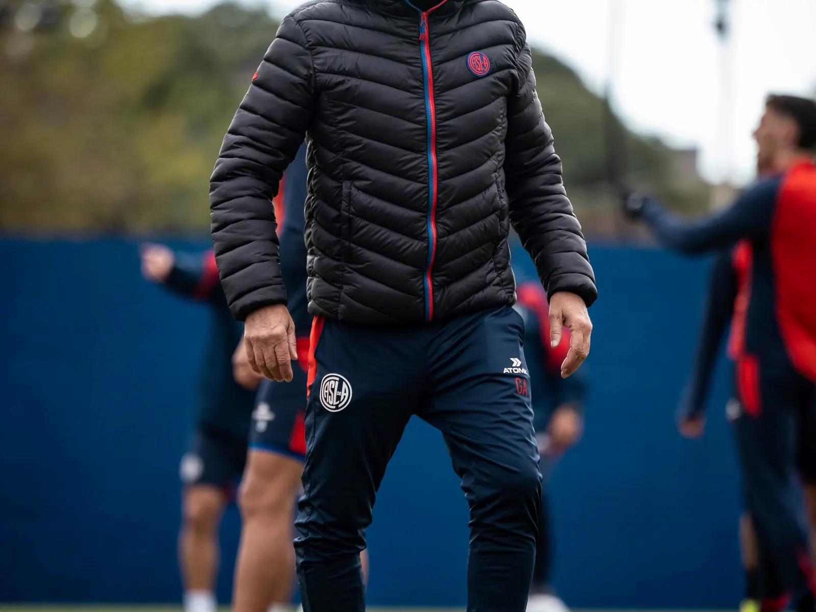 Jugadores de San Lorenzo entrenando en la cancha preparándose para un partido importante.