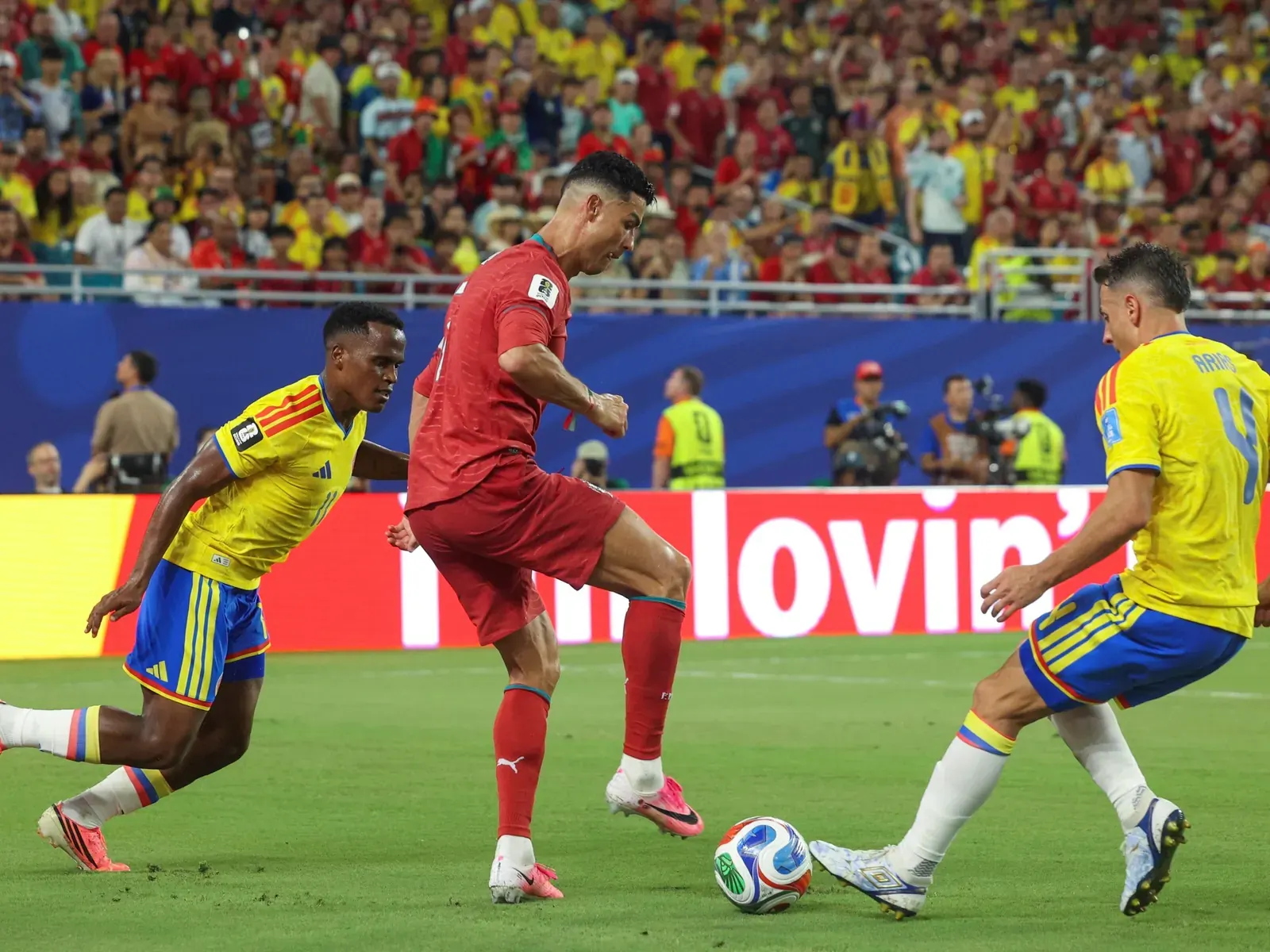 Santiago Arias, jugador de Independiente, vistiendo la camiseta de la Selección Colombia durante un partido.