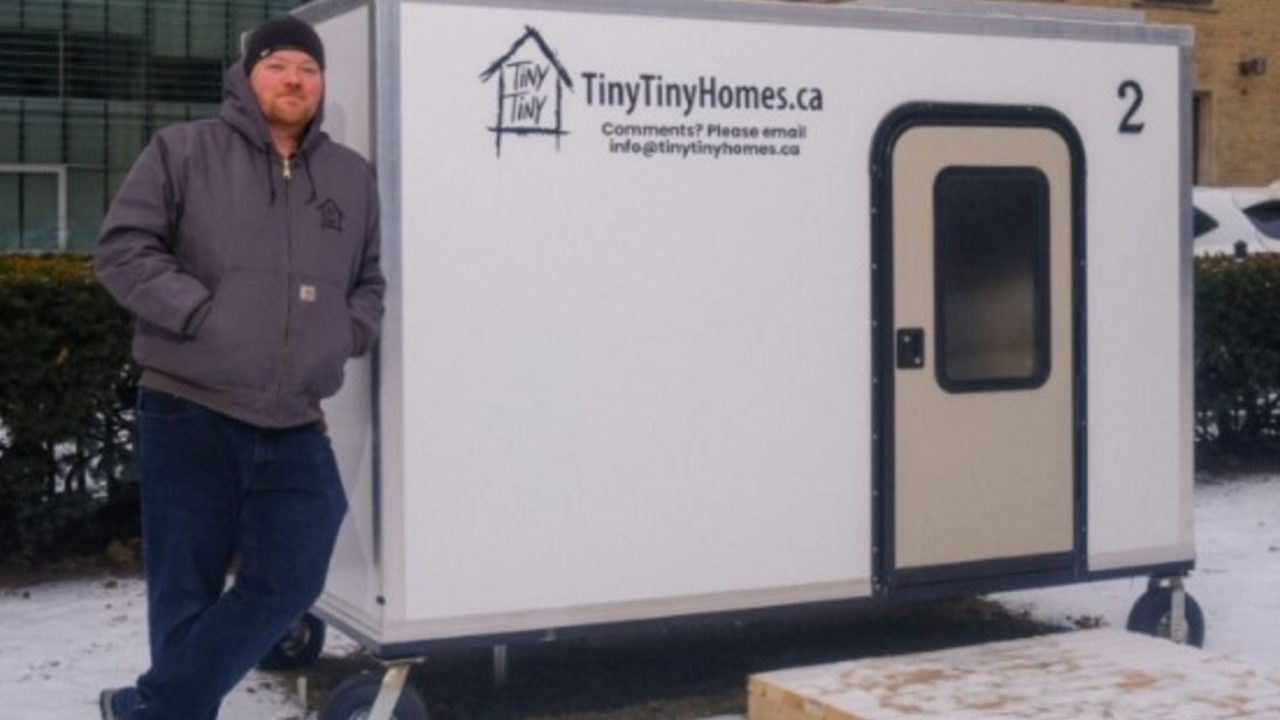 Innovador canadiense crea casas móviles acopladas a bicicletas para personas sin hogar