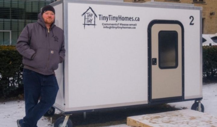 Innovador canadiense crea casas móviles acopladas a bicicletas para personas sin hogar