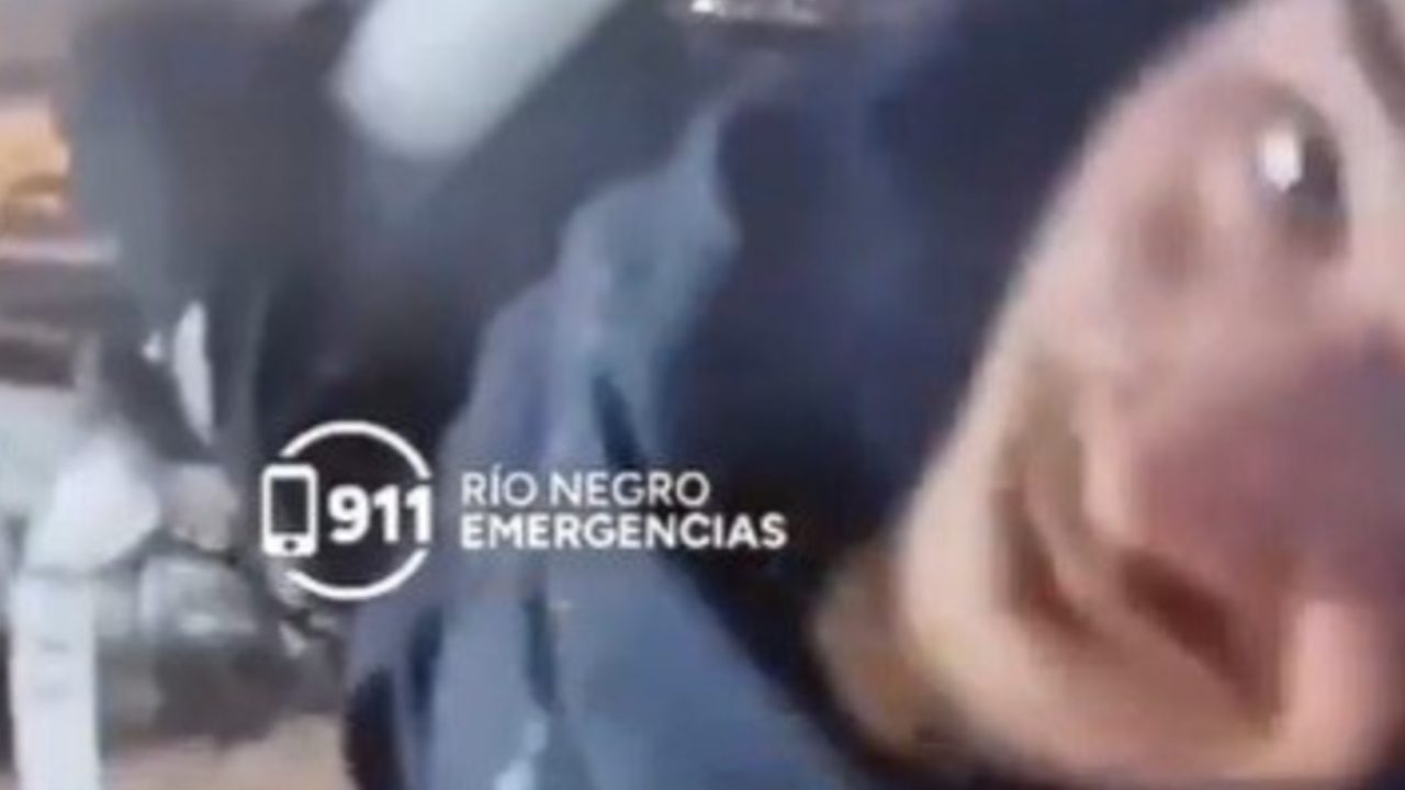 Hombre intenta destruir domo de seguridad en Cipolletti y queda expuesto en vivo