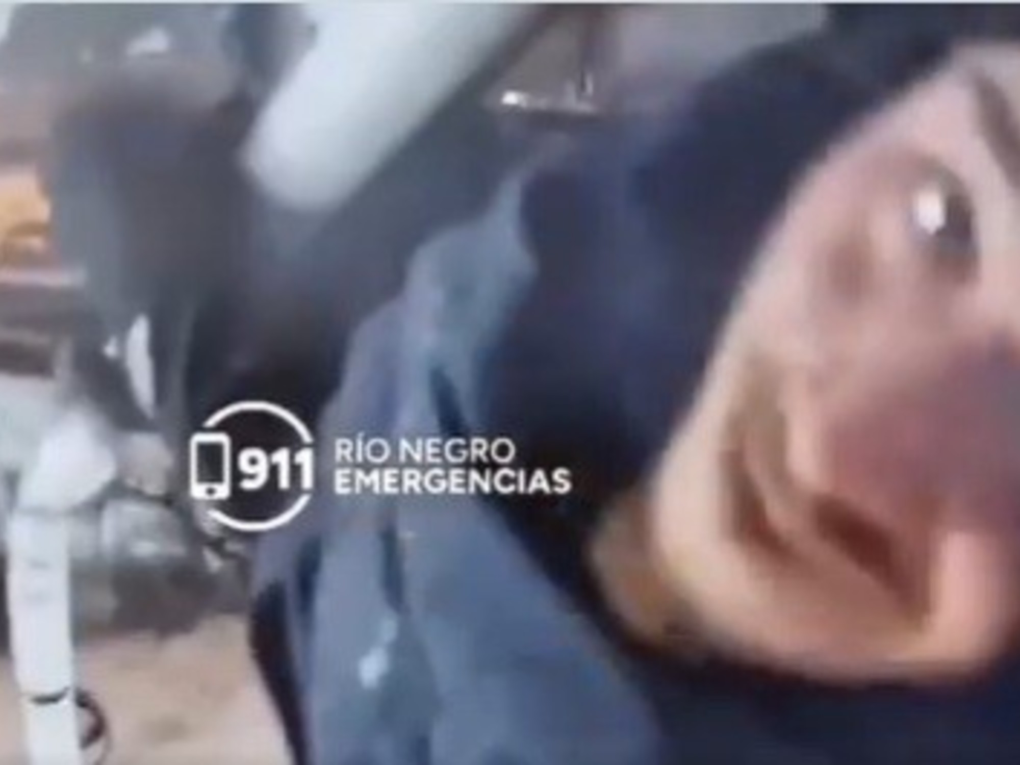 Poste de luz con una cámara de seguridad tipo domo en la parte superior