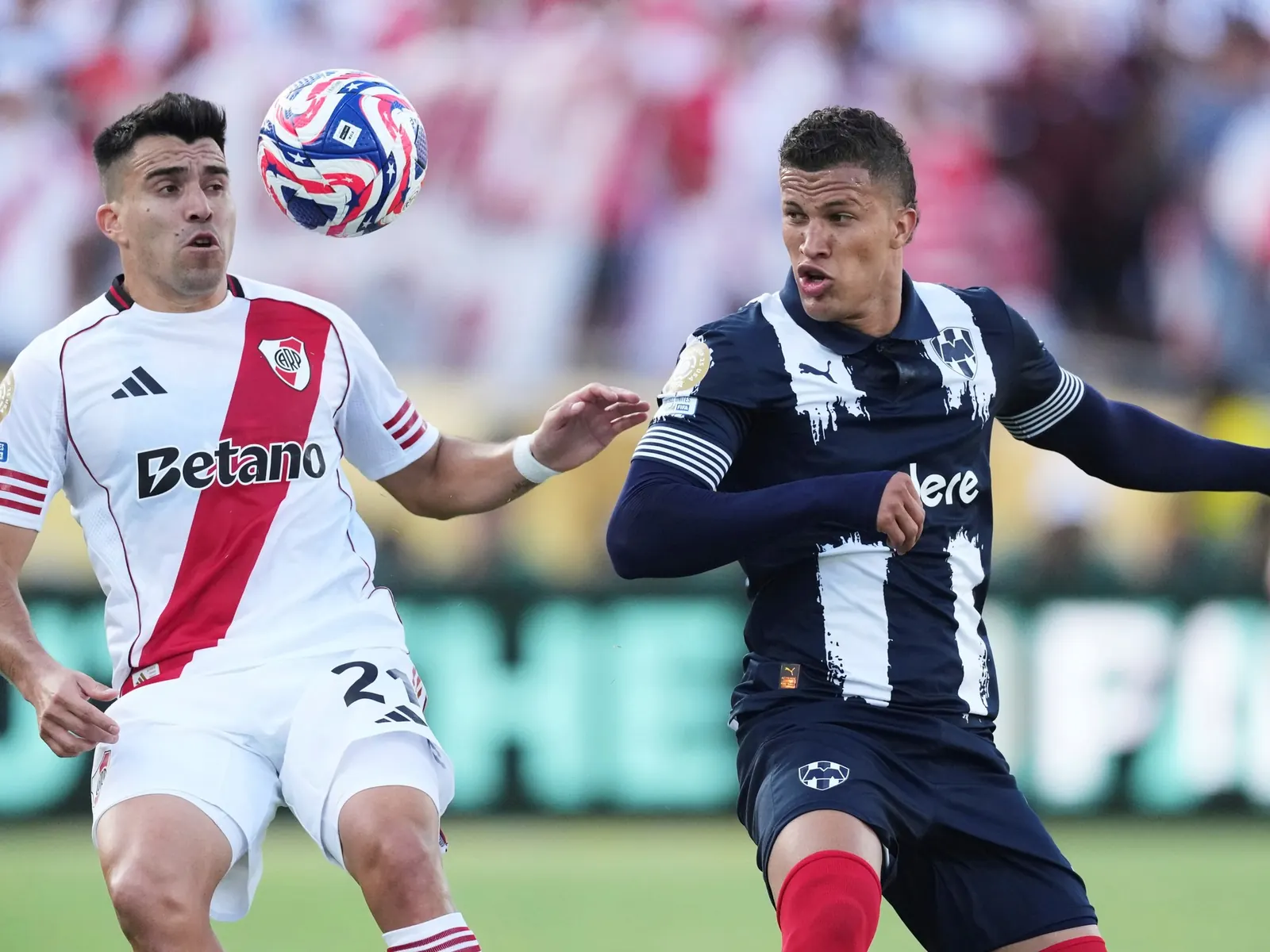 Nelson Deossa, futbolista colombiano, en acción durante un partido.