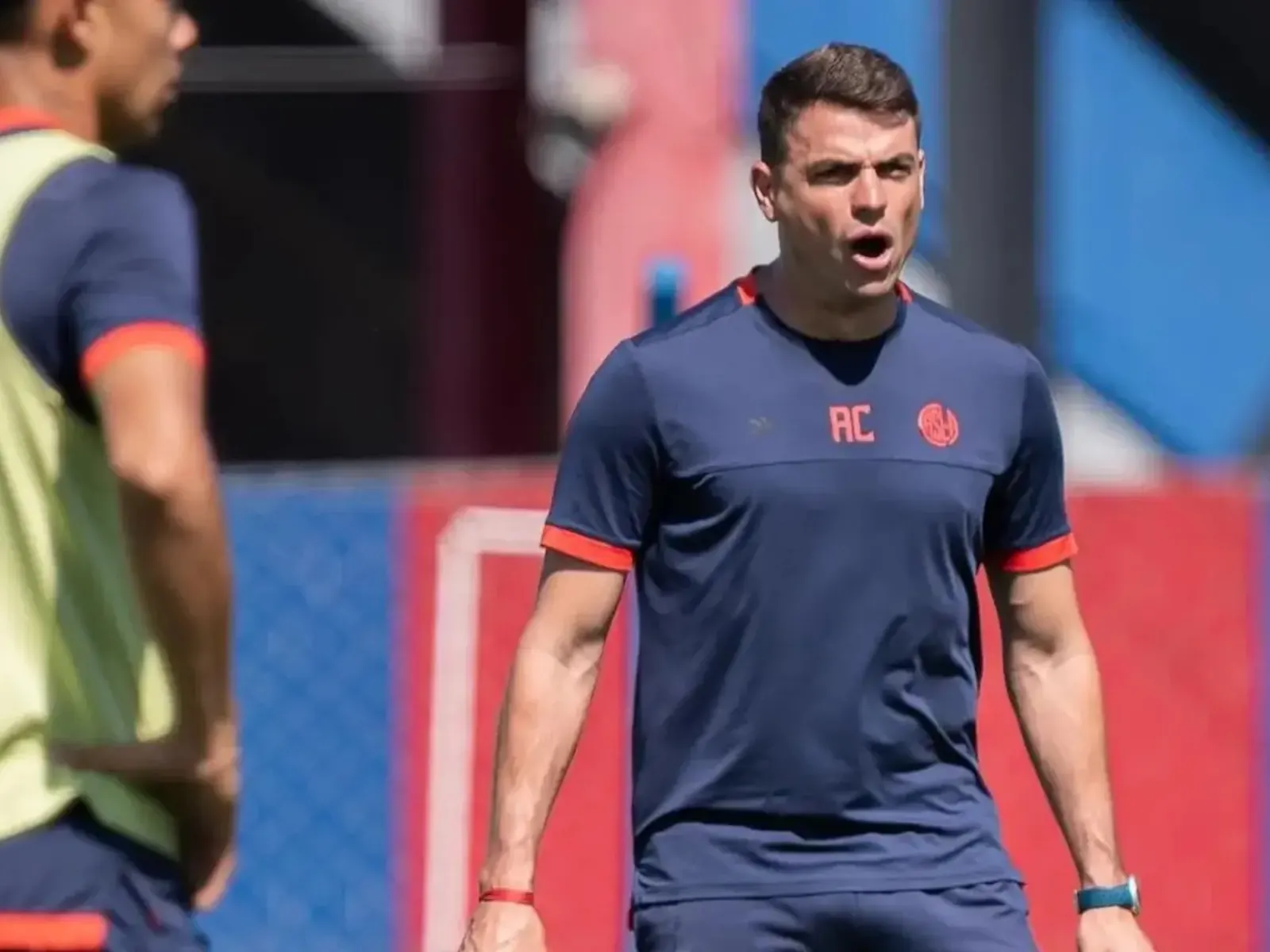 Jugadores de las divisiones inferiores de San Lorenzo entrenando en una cancha.