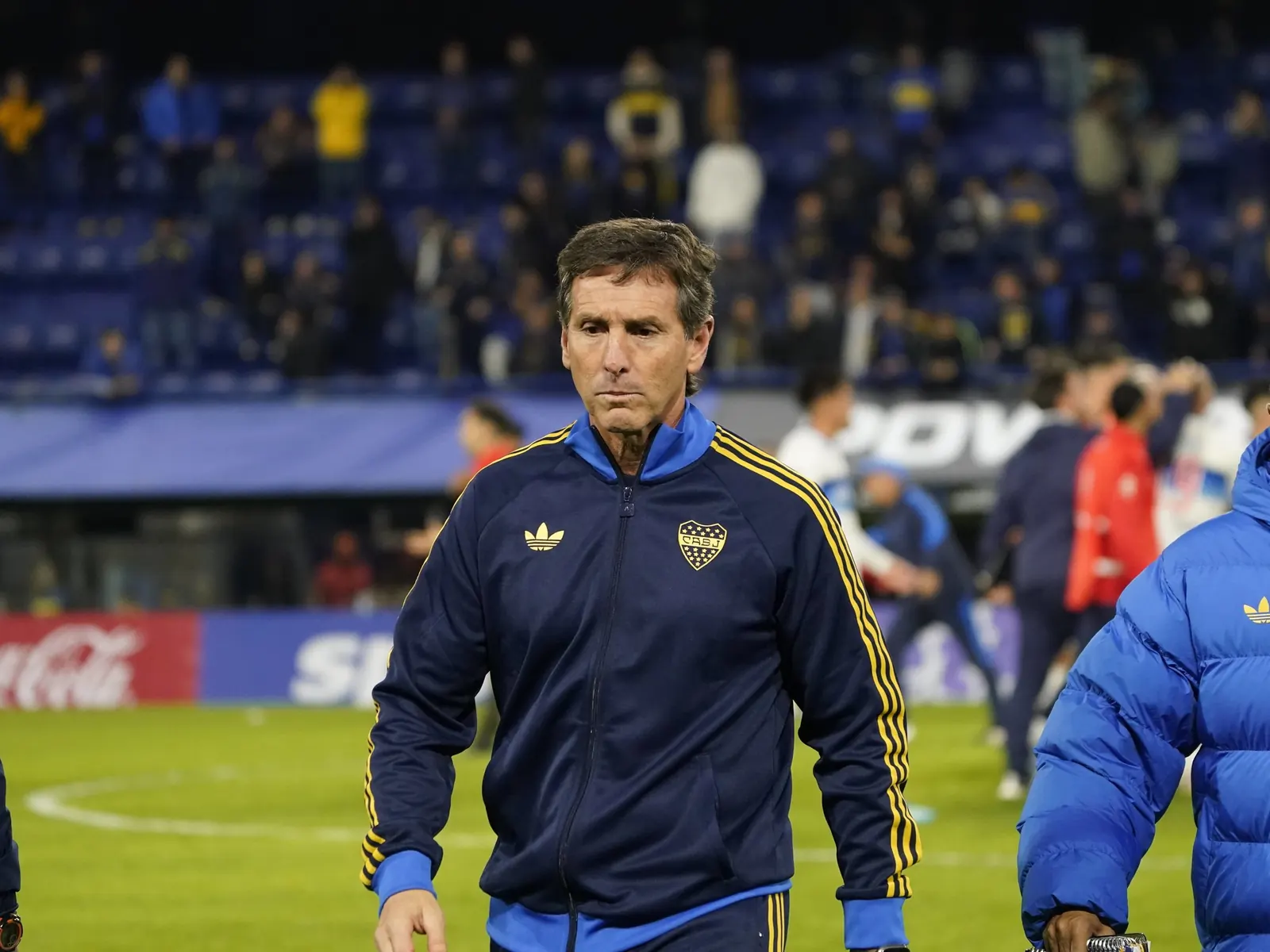 Claudio Ubeda, entrenador de Boca Juniors, durante un partido, visiblemente afectado.