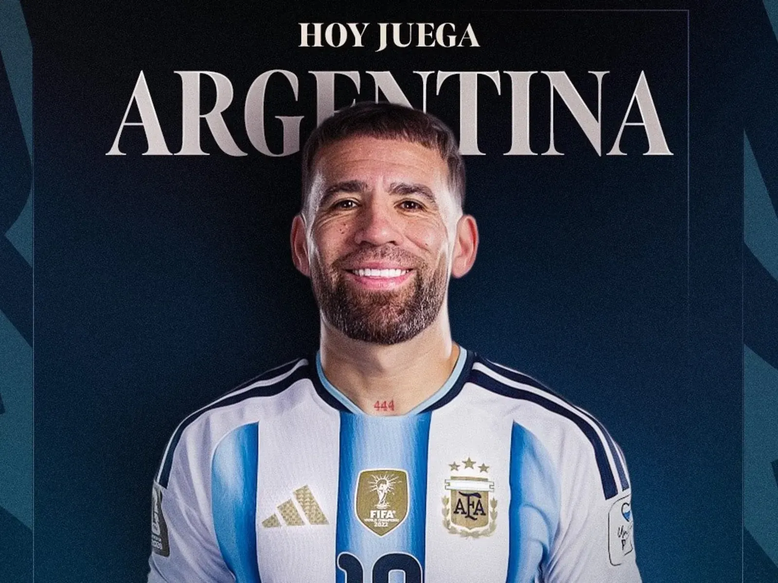 Nicolás Otamendi, defensor y referente, posando con la camiseta de River y la Selección Argentina.