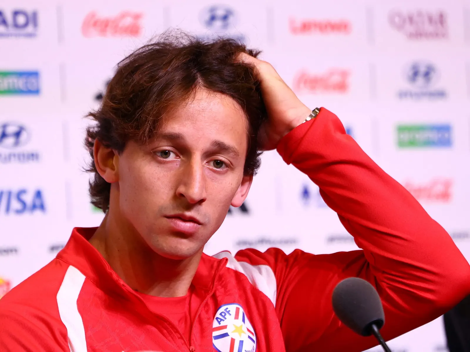 Matías Galarza Fonda durante una conferencia de prensa, con el escudo de Paraguay al fondo.