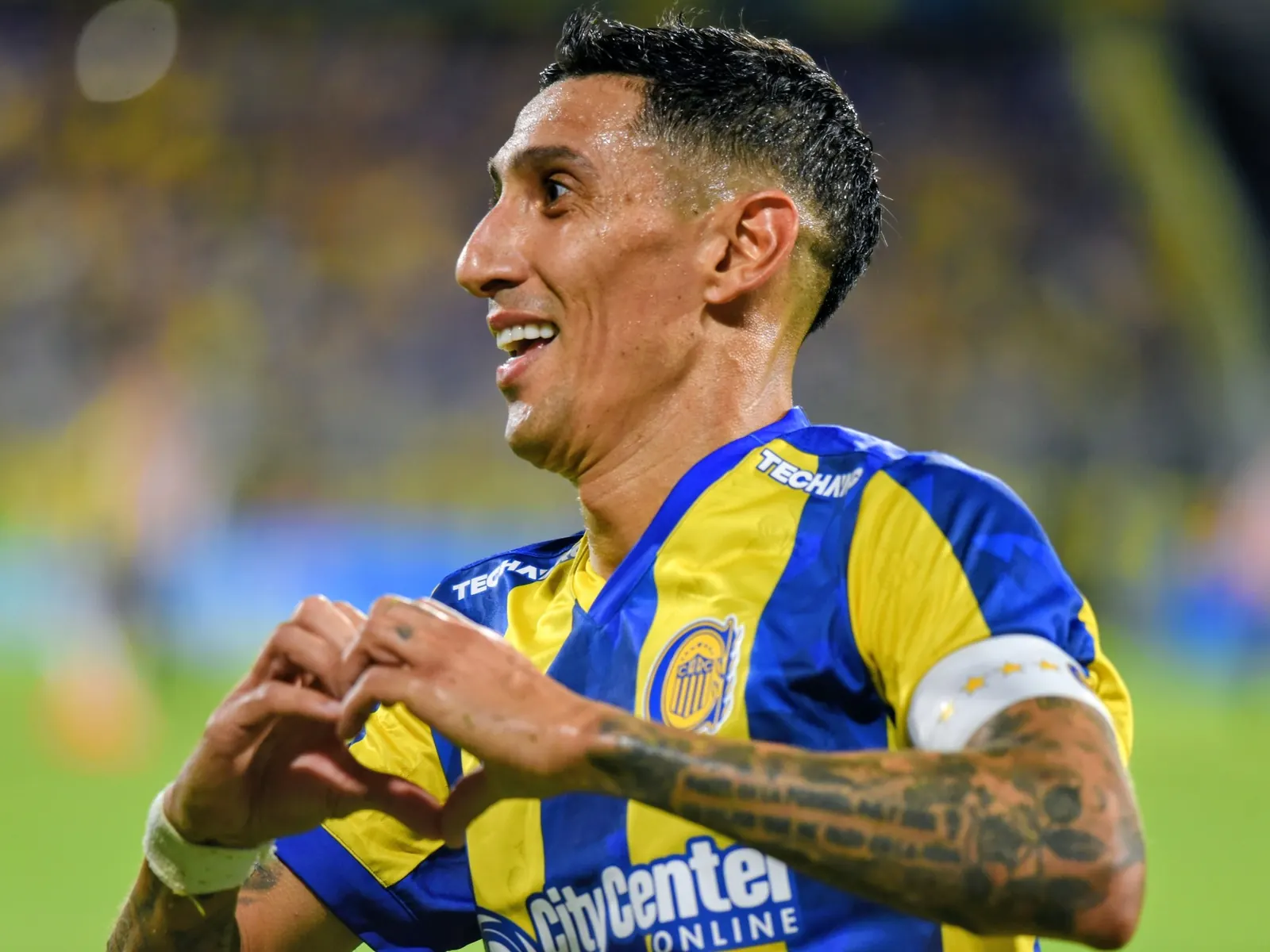 Ángel Di María celebra un gol con la camiseta de Rosario Central.
