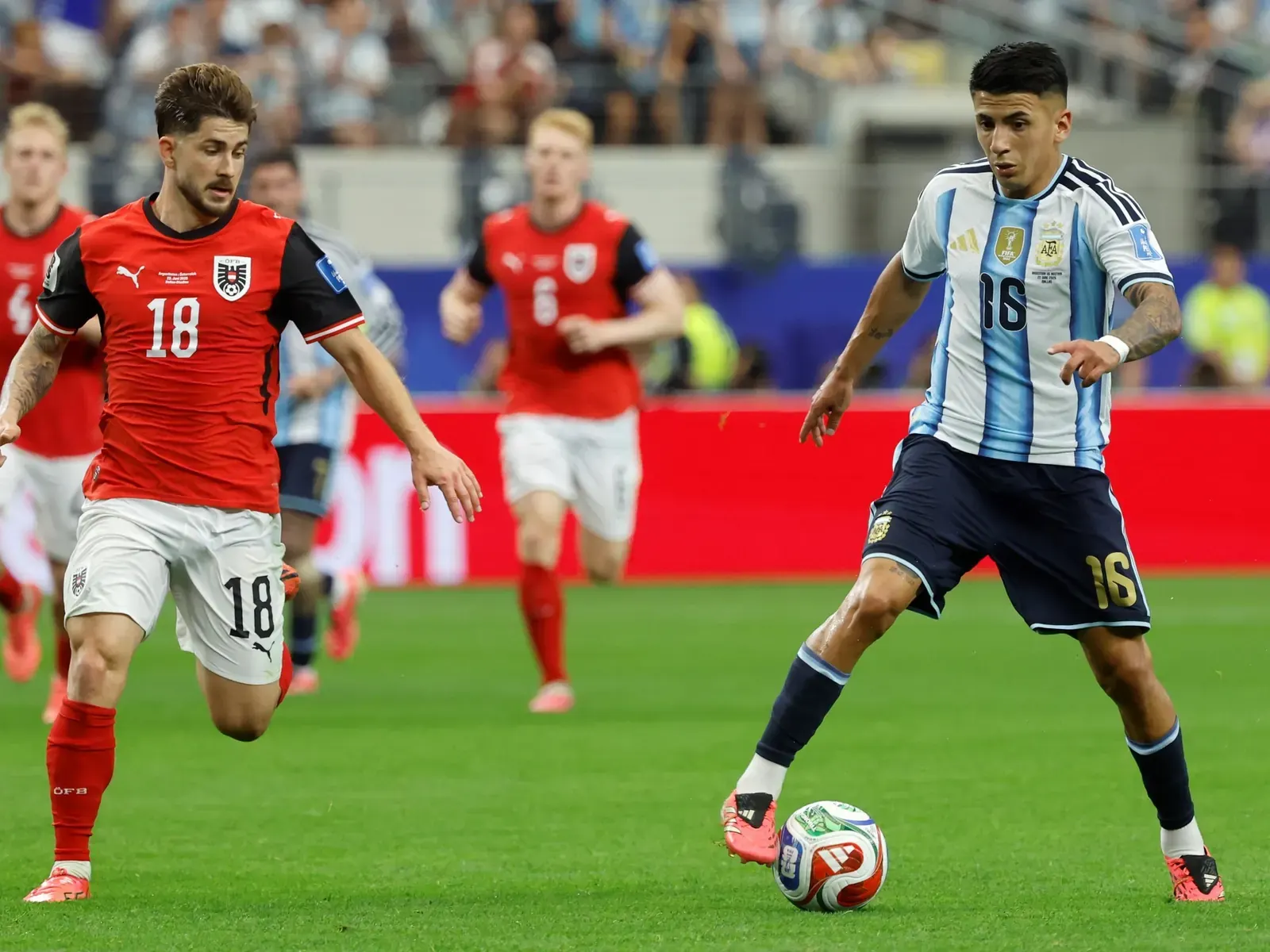 Thiago Almada con la camiseta de la Selección Argentina en acción.