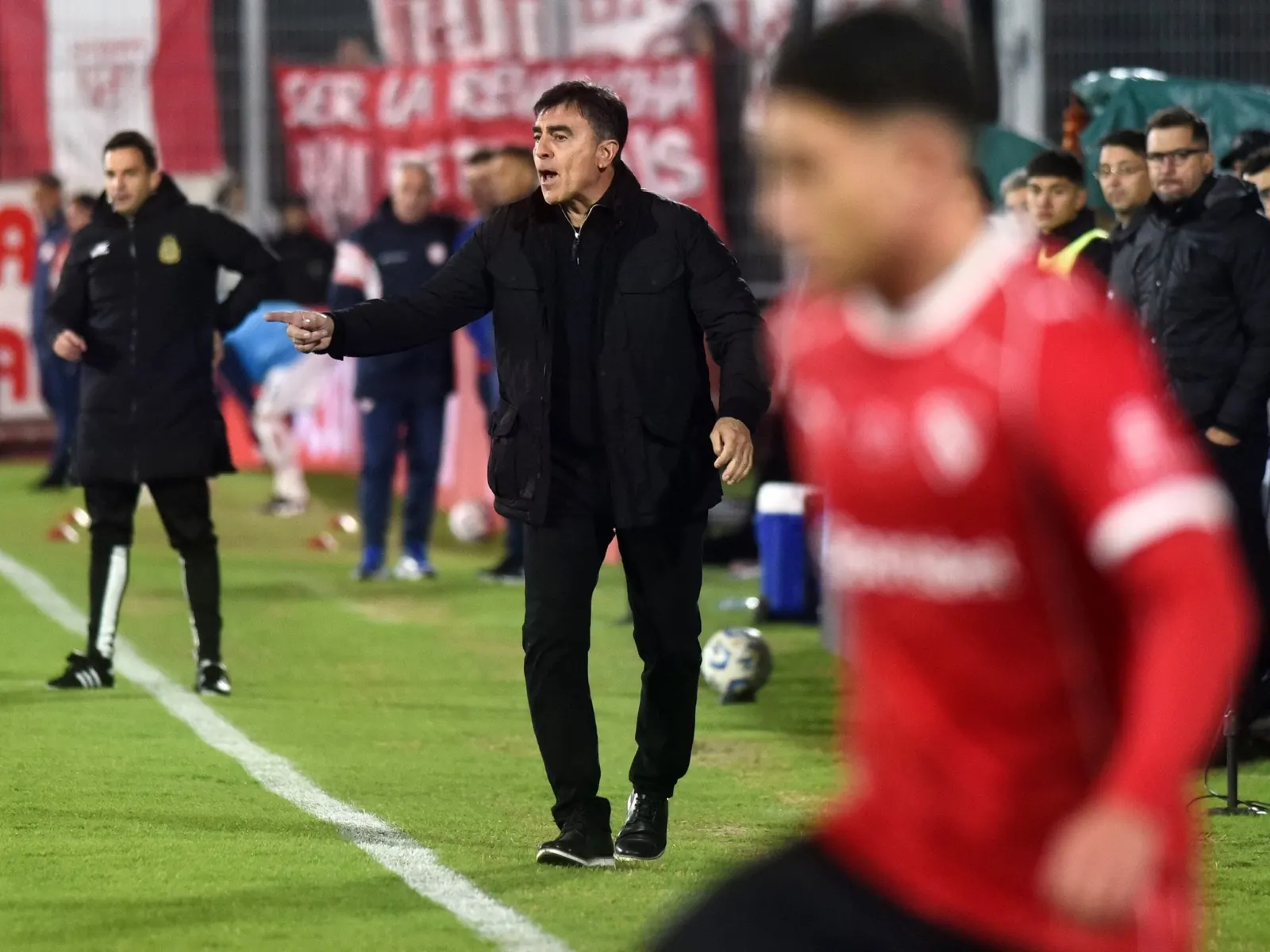 Jugadores de Independiente realizando ejercicios en una cancha de fútbol.