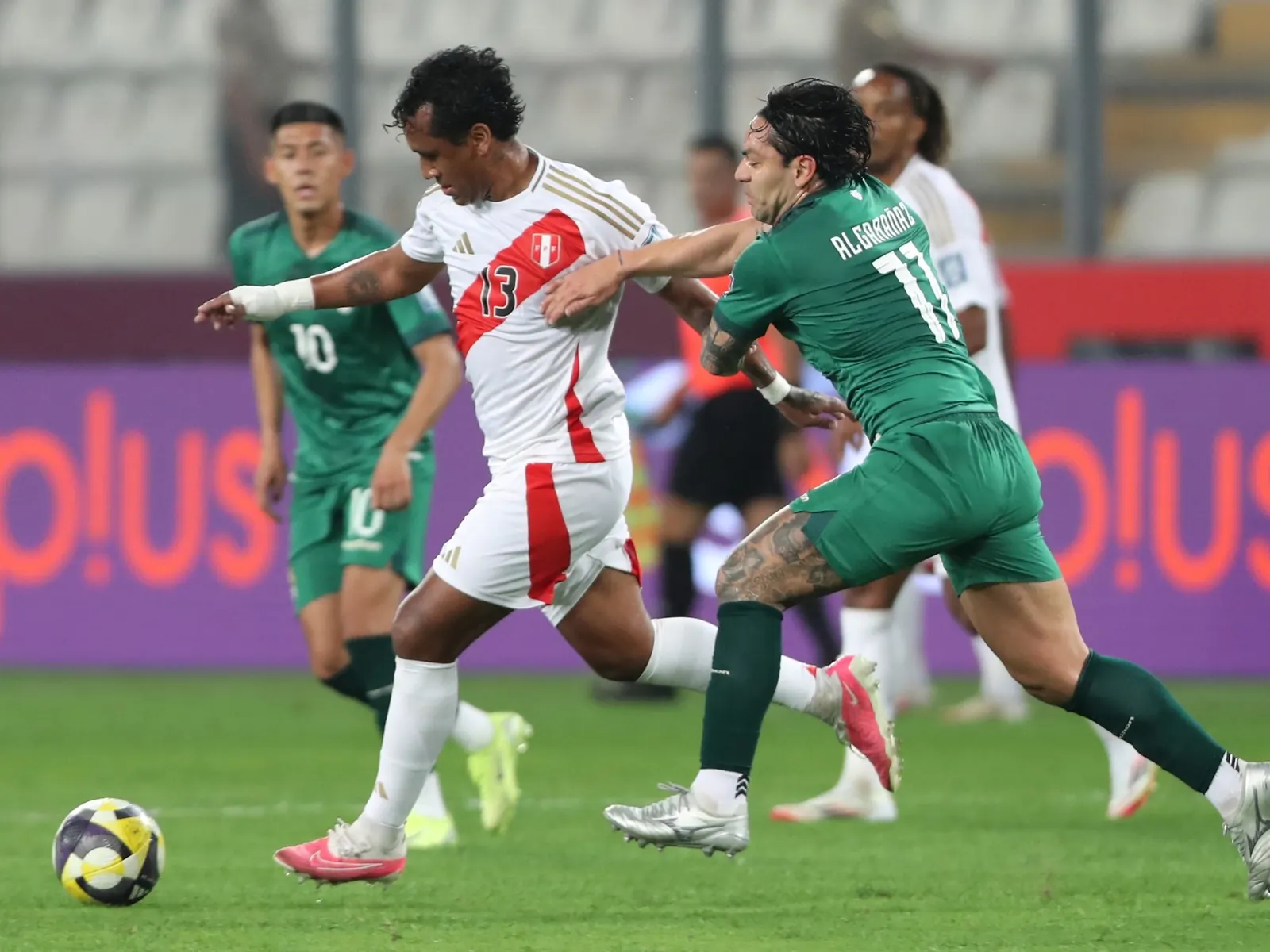 Renato Tapia, mediocampista peruano, jugando un partido de fútbol.