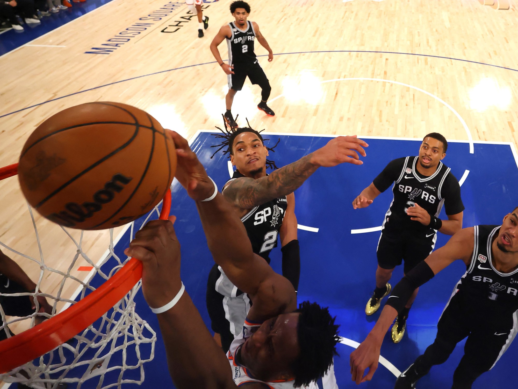 Jugadores de los New York Knicks celebran una canasta decisiva contra los San Antonio Spurs en las Finales de la NBA.