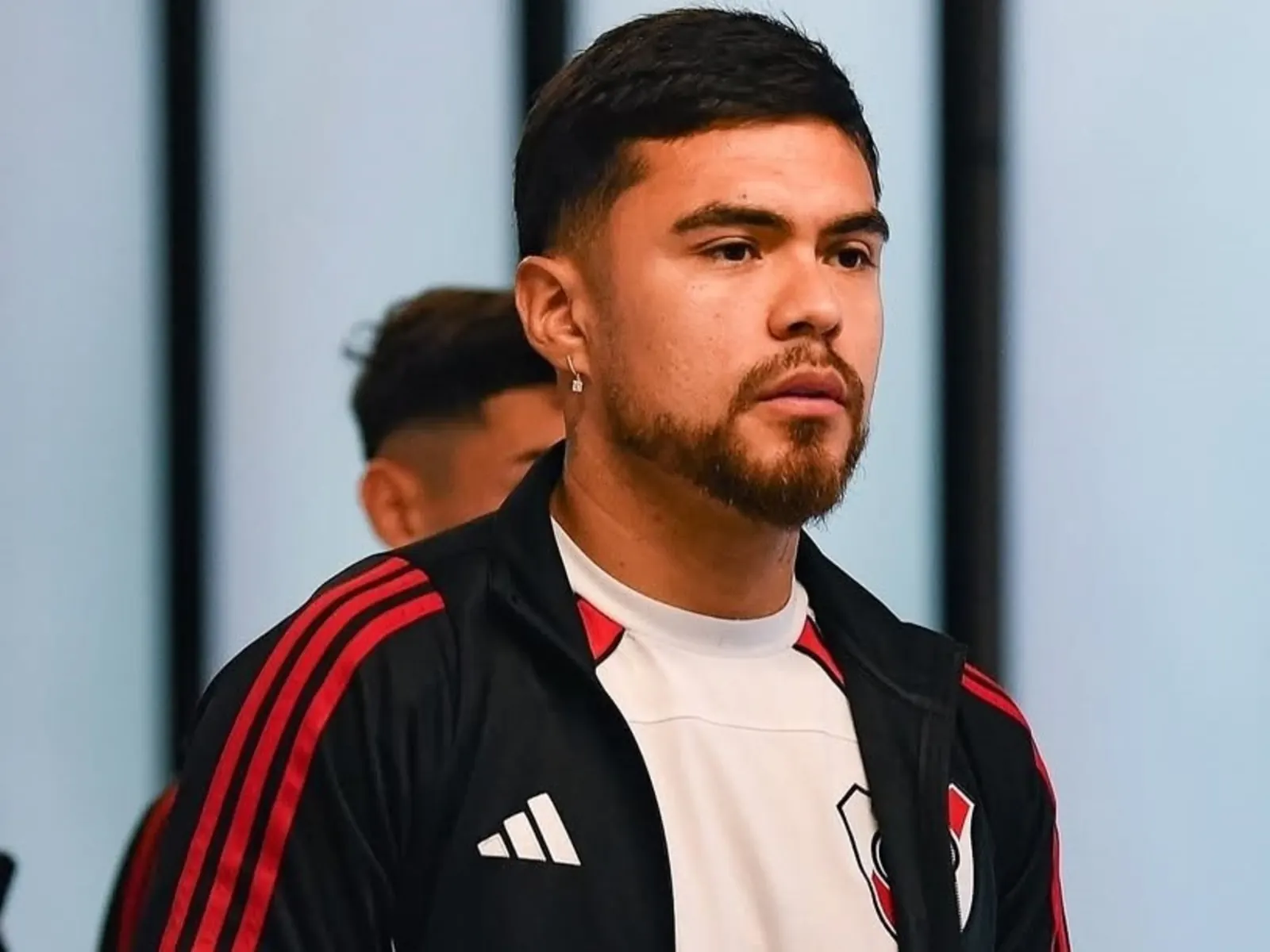Paulo Díaz, defensor chileno, jugando un partido con River Plate.
