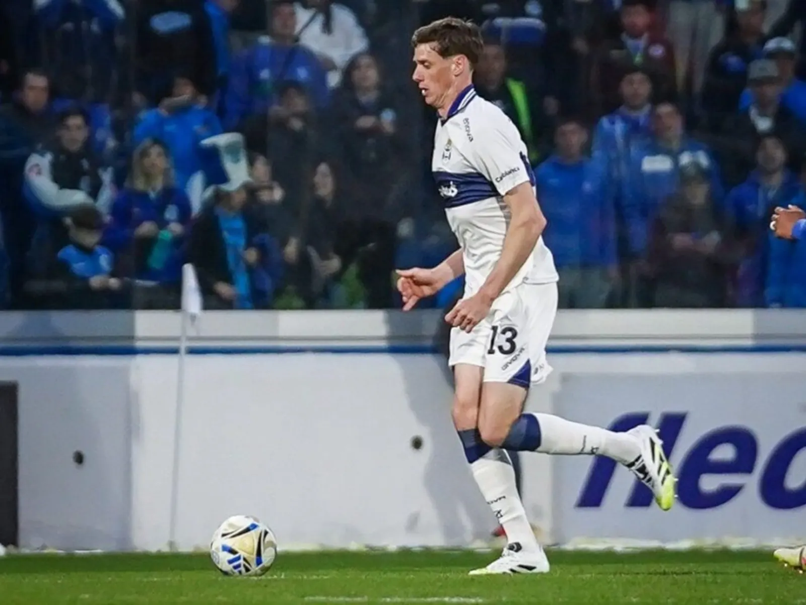 El futbolista Germán Conti en acción durante un partido de Gimnasia y Esgrima La Plata.