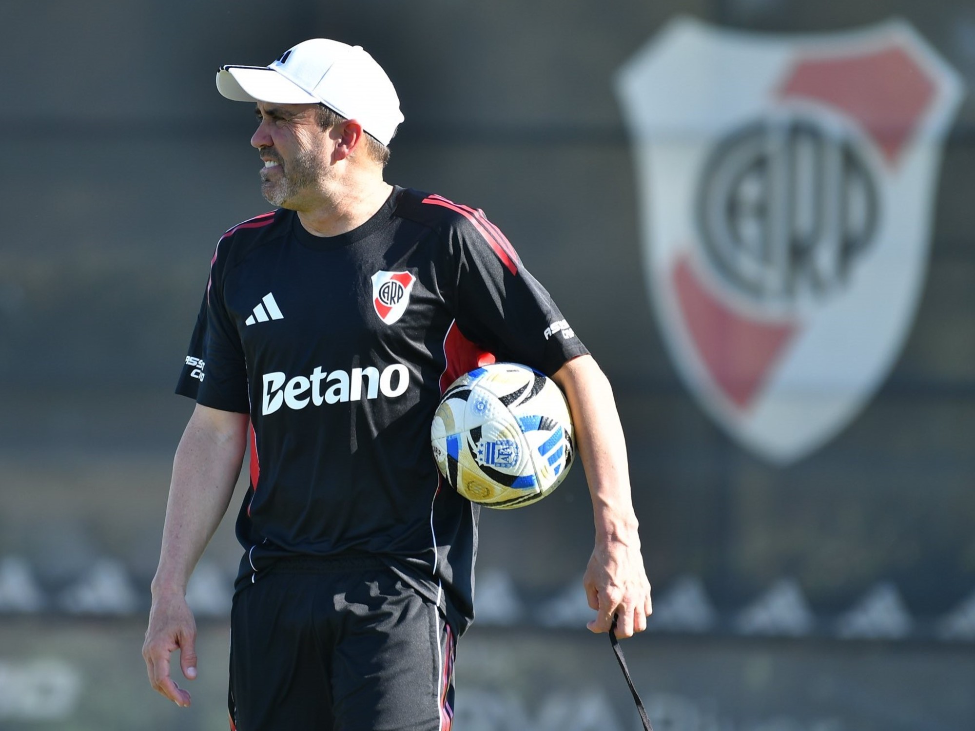 Eduardo Coudet dirigiendo a los jugadores de River Plate durante un entrenamiento.