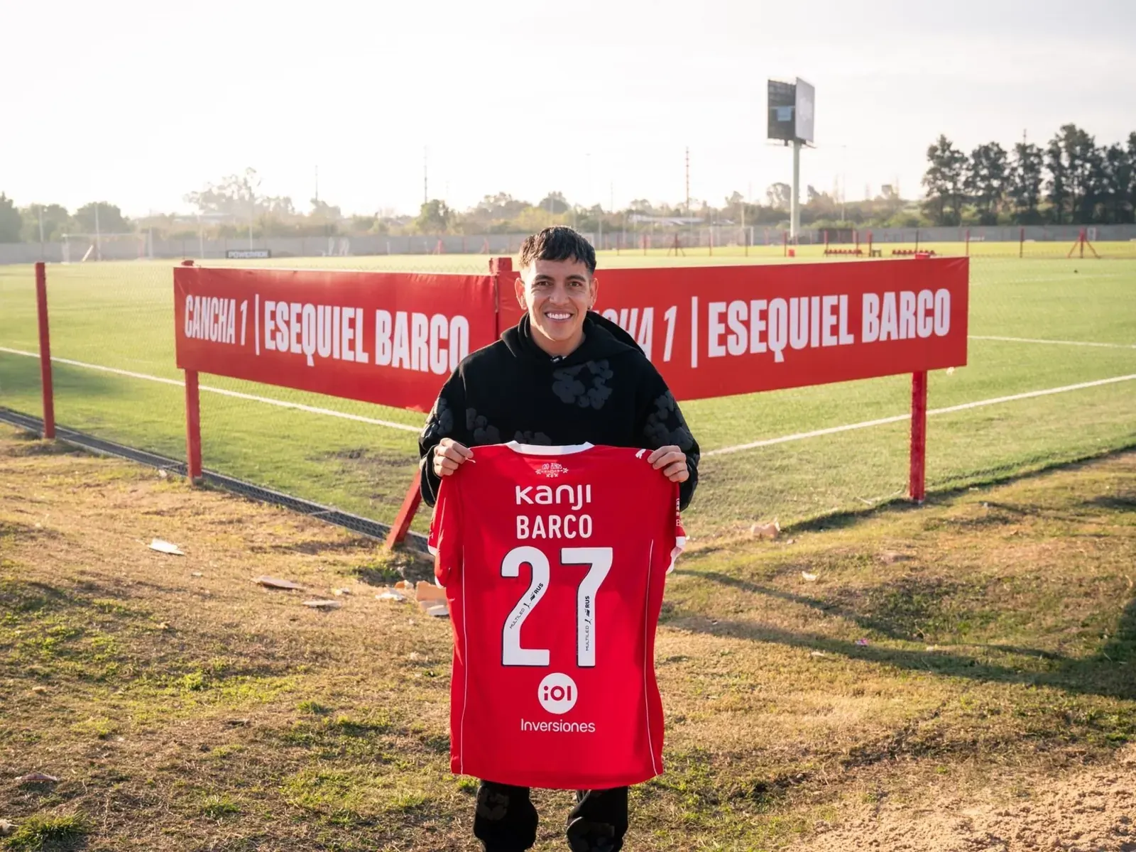 Esequiel Barco posando con la camiseta de Independiente