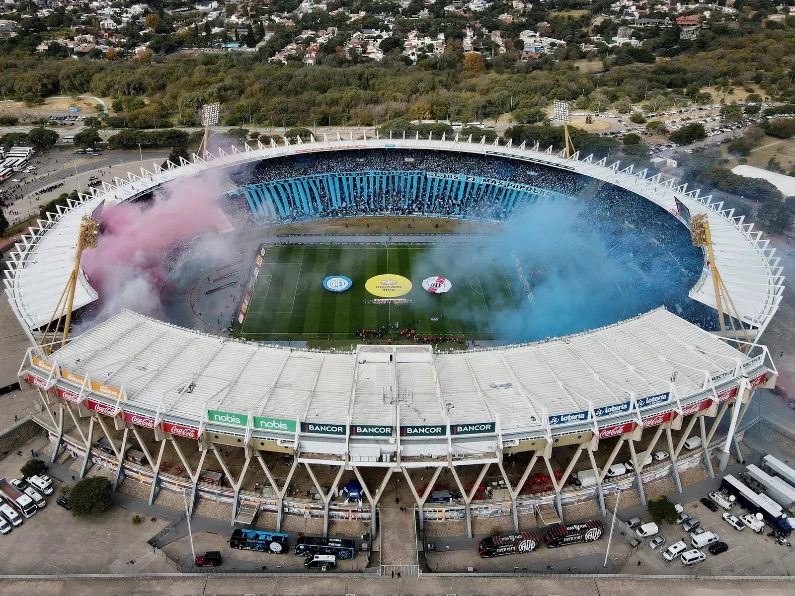 Vista general de un estadio de fútbol argentino lleno de espectadores durante un partido.