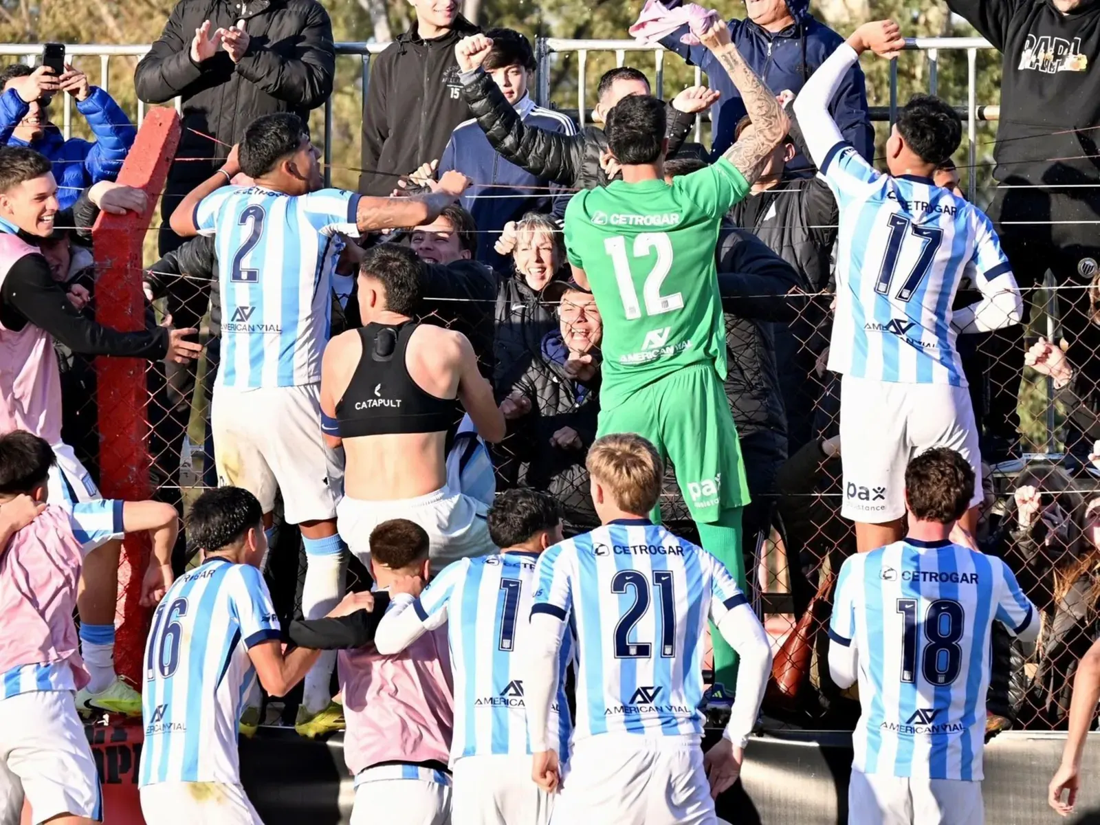 Jugadores de Racing celebran un gol durante el partido de Reserva contra Independiente.