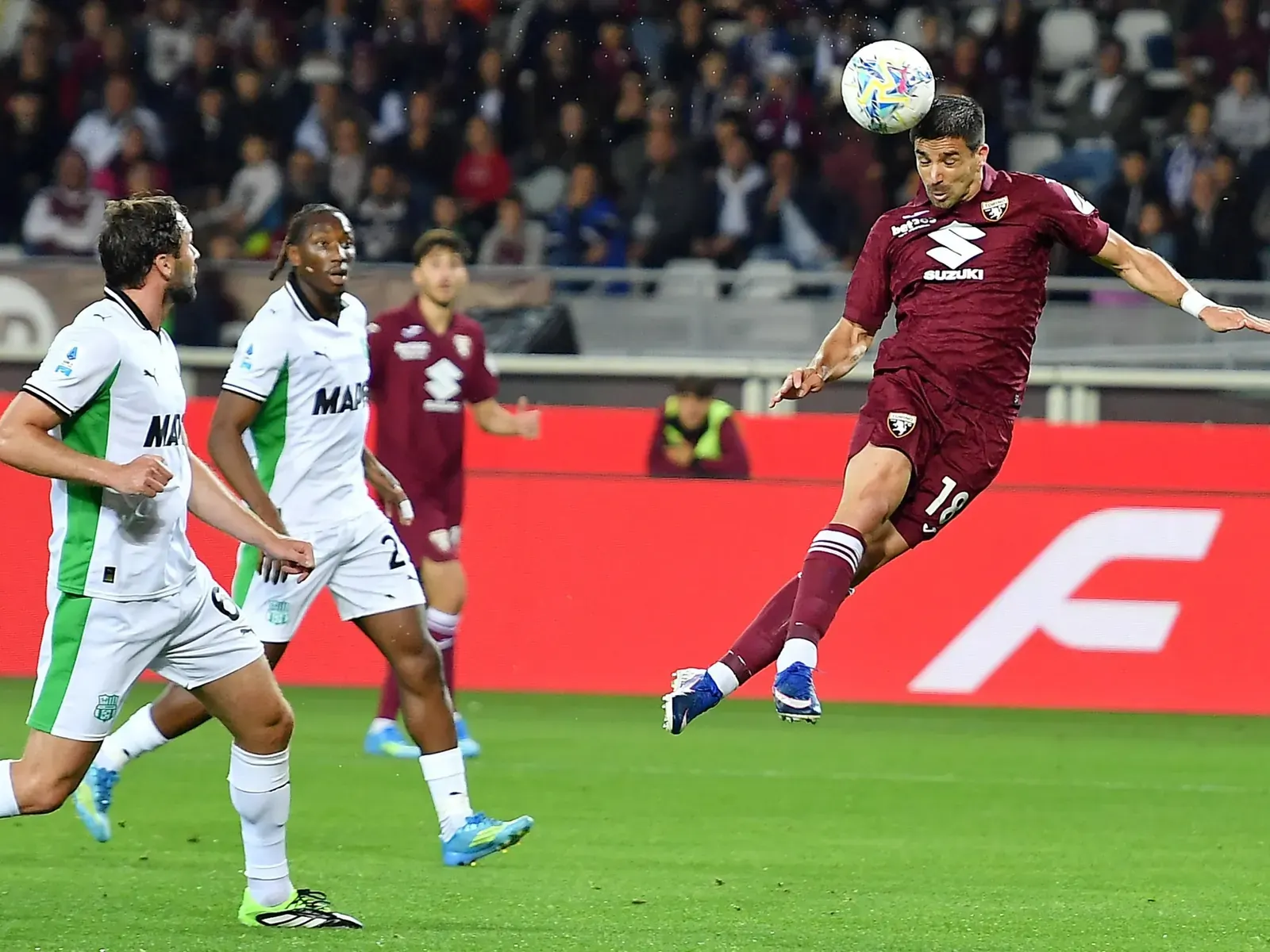 Giovanni Simeone, delantero argentino del Torino, celebra un gol en un partido de la Serie A.