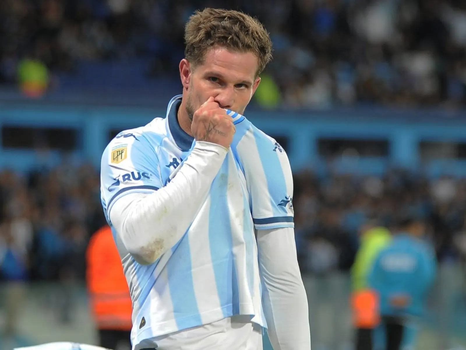 Foto de Bruno Zuculini en acción con la camiseta de Racing.