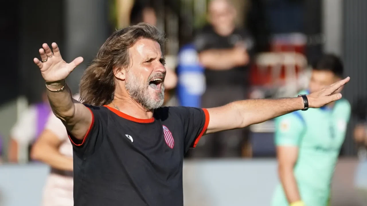 Rubén Darío Insúa deja de ser técnico de Barracas Central
