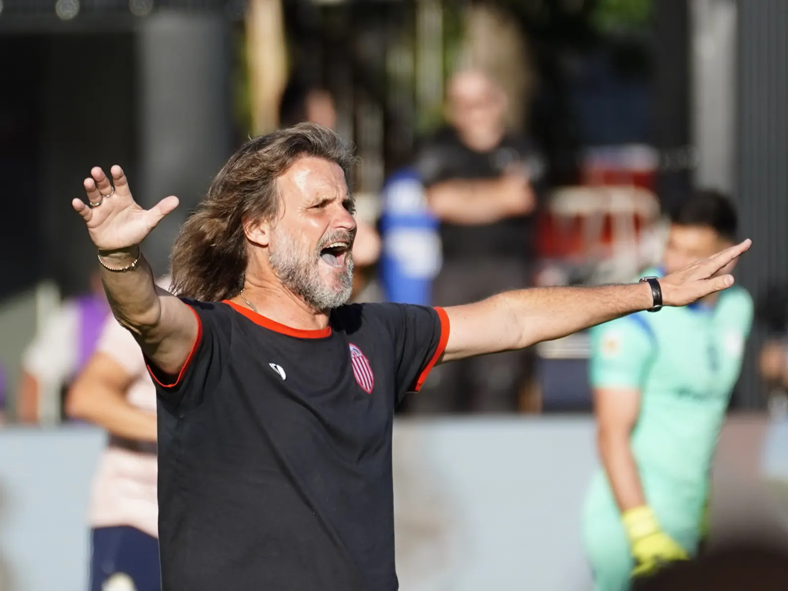 Rubén Darío Insúa dando indicaciones desde el banco de suplentes de Barracas Central.