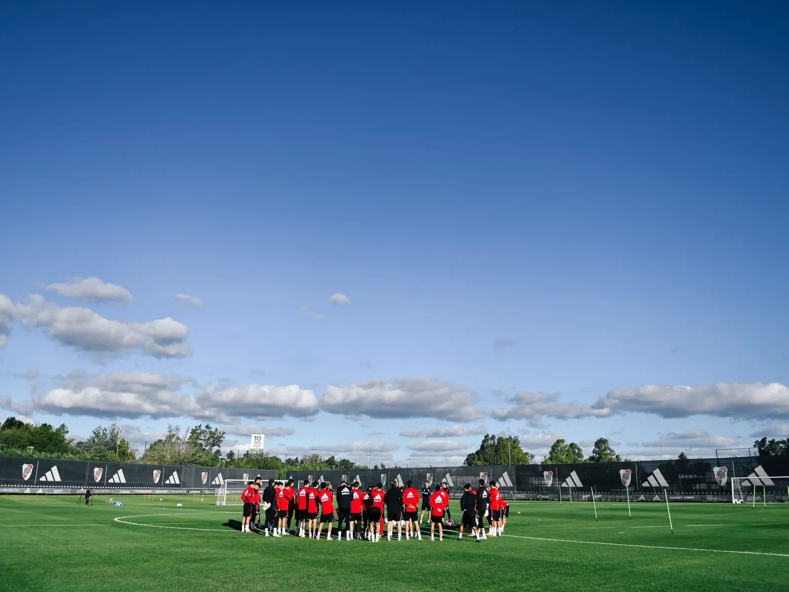 Jugadores de River Plate en un campo de entrenamiento durante la pretemporada.