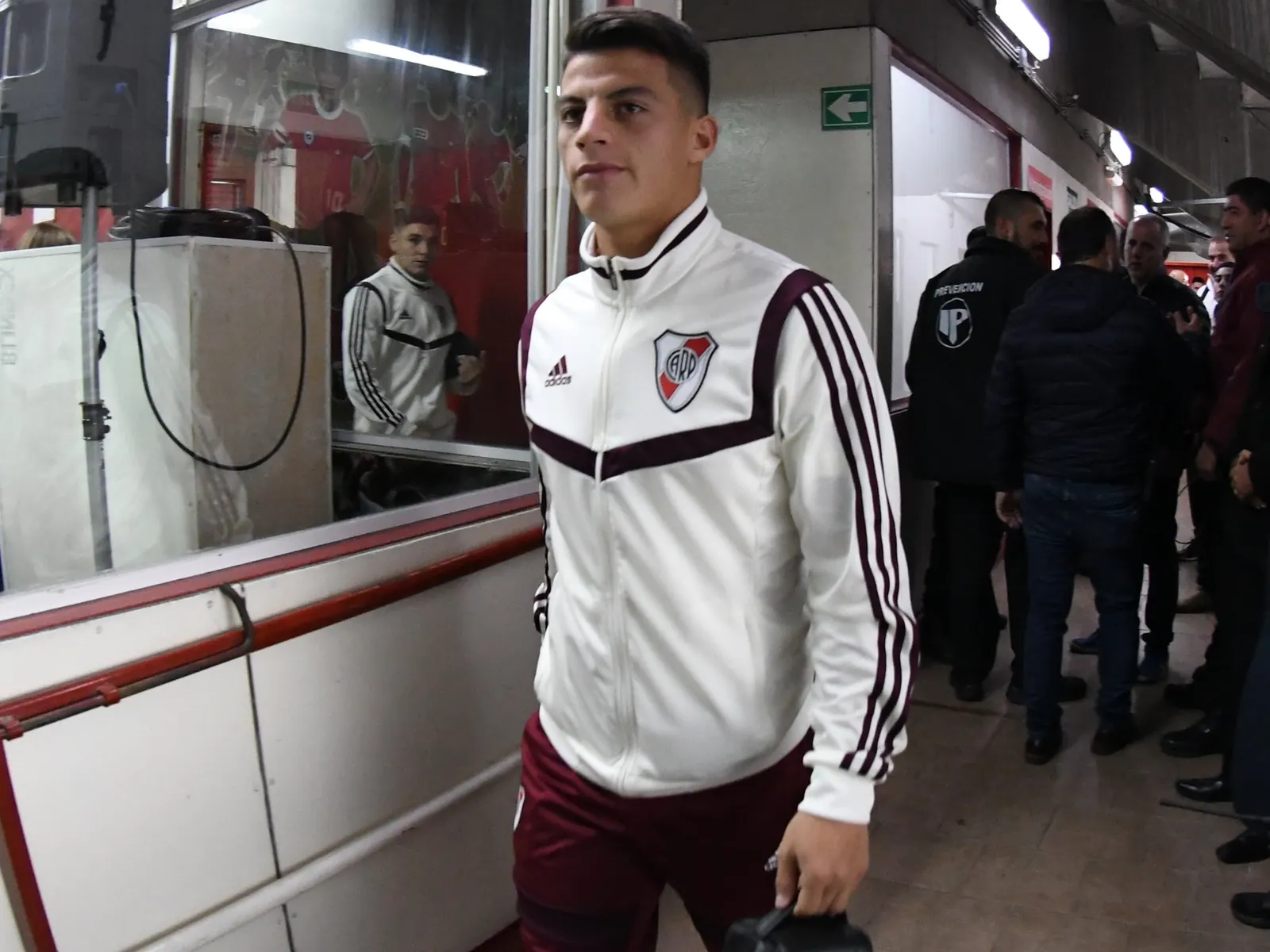 Elías López, nuevo refuerzo de Aldosivi, posa con la camiseta del club.