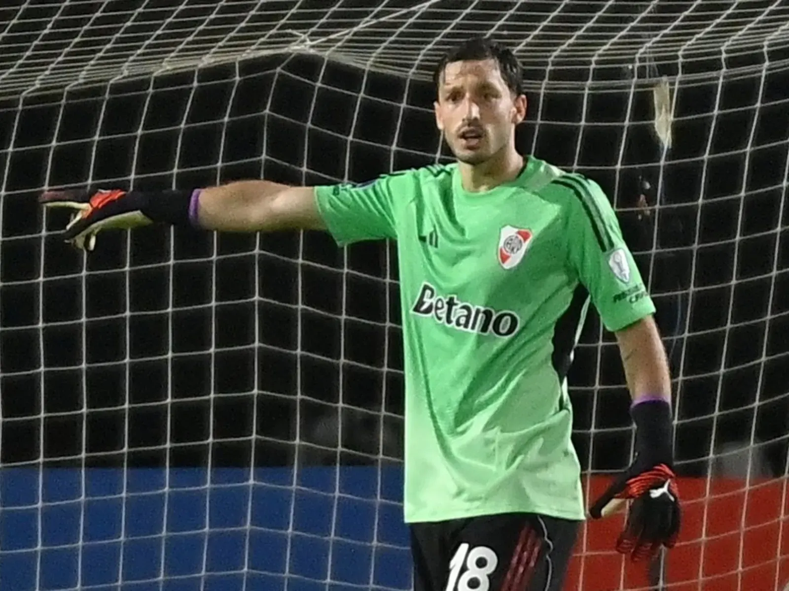 Matías Viña posando con guantes de arquero y el uniforme de River Plate.