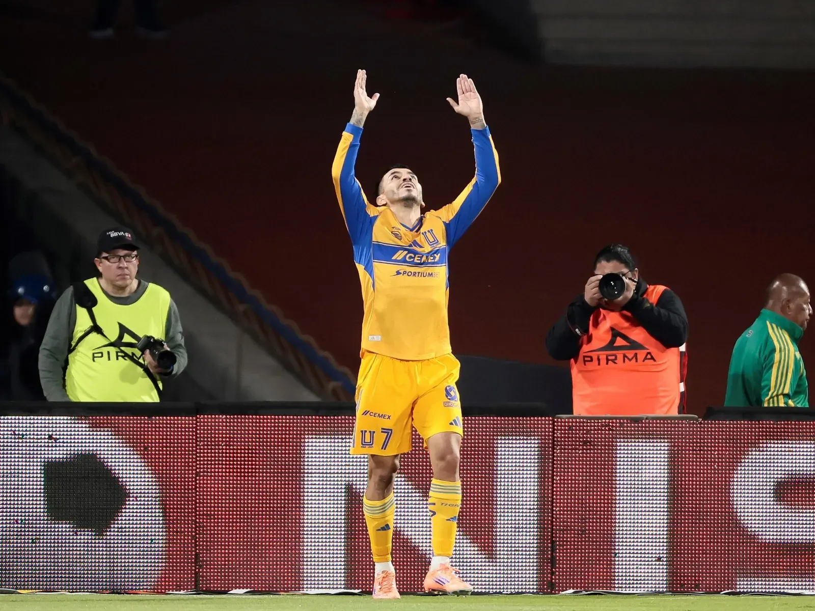 Ángel Correa, delantero argentino, vistiendo la camiseta de Tigres UANL.