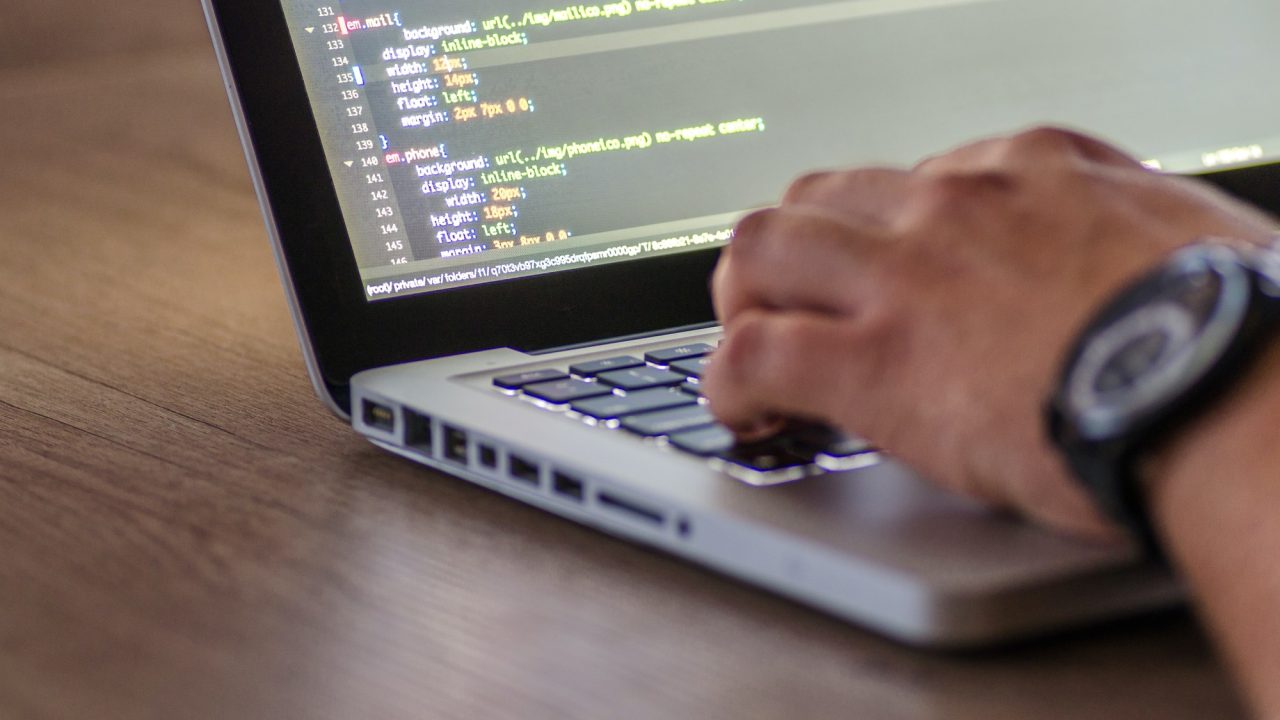 La transformación digital, acelerada por avances en inteligencia artificial, ciberseguridad y computación en la nube, ha generado una brecha