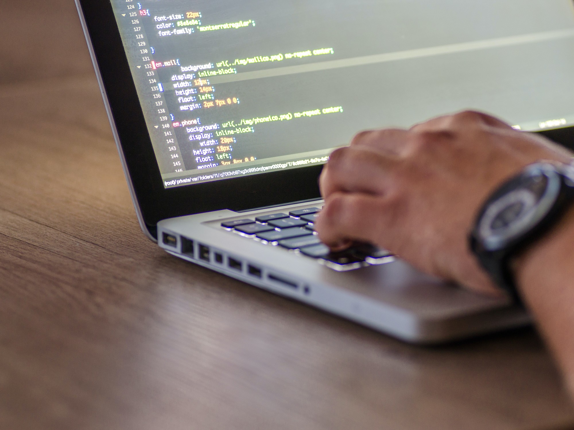 La transformación digital, acelerada por avances en inteligencia artificial, ciberseguridad y computación en la nube, ha generado una brecha